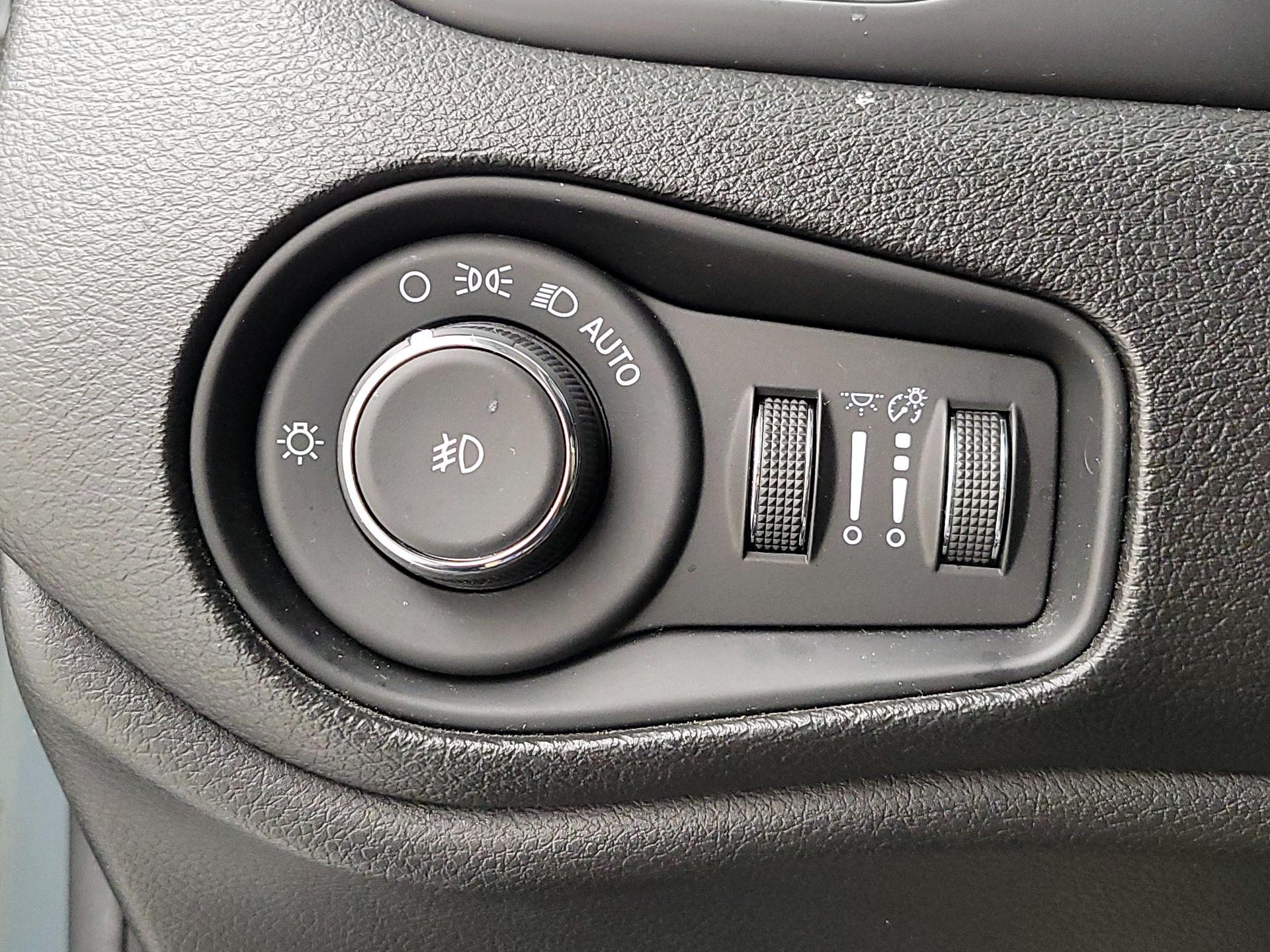 Thumbnail: 2018 Jeep Renegade - 13