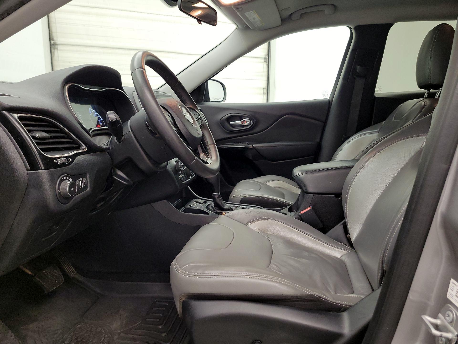 Thumbnail: 2020 Jeep Cherokee - 11