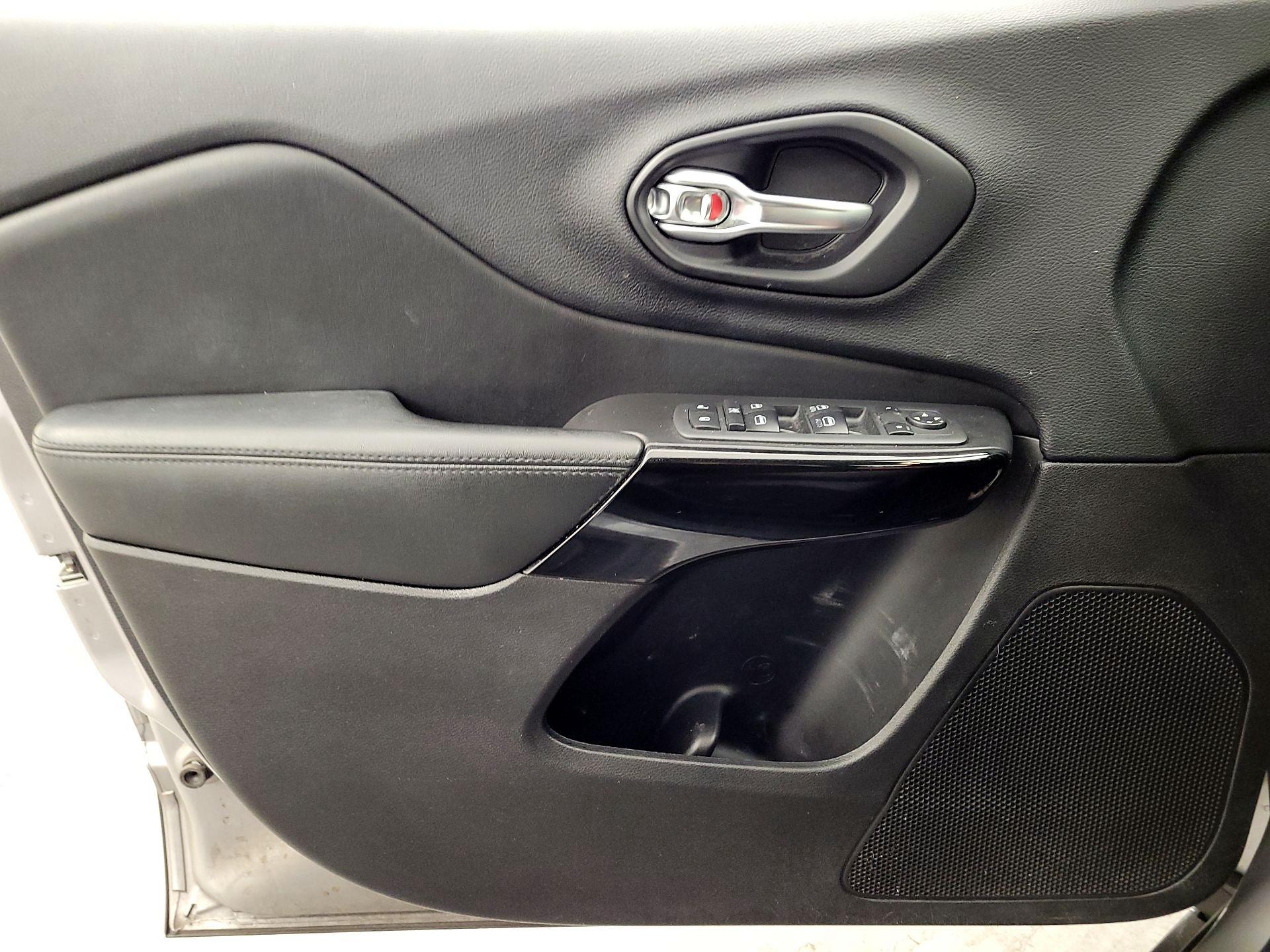 Thumbnail: 2020 Jeep Cherokee - 12