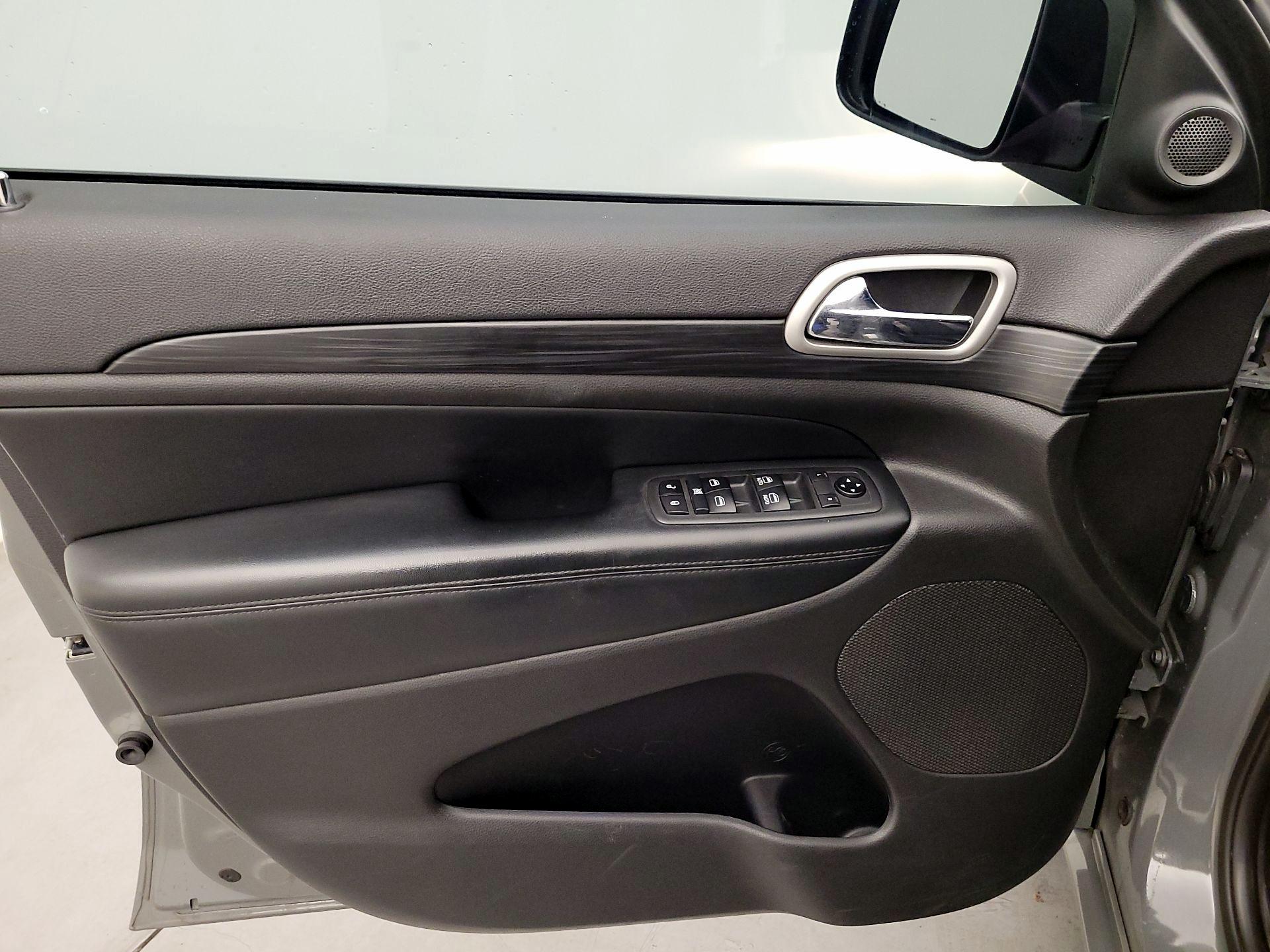 Thumbnail: 2020 Jeep Grand Cherokee - 12