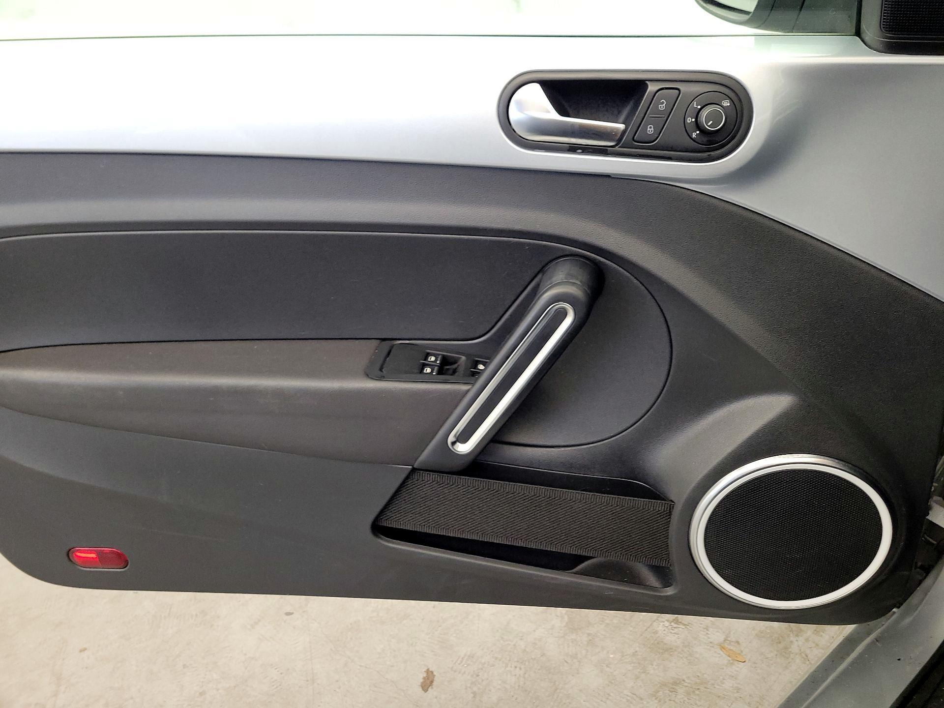 Thumbnail: 2015 Volkswagen Beetle - 12