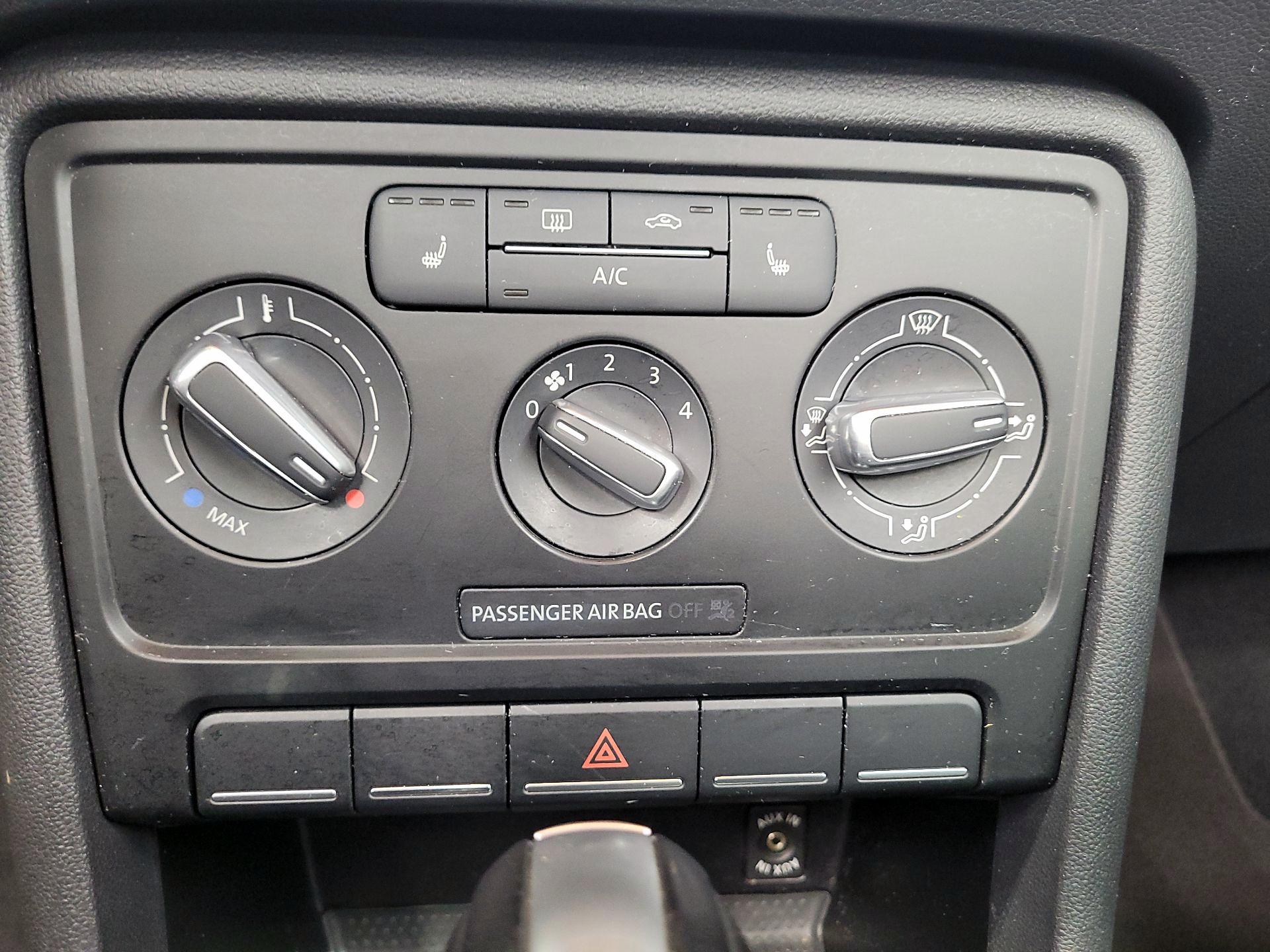 Thumbnail: 2015 Volkswagen Beetle - 14