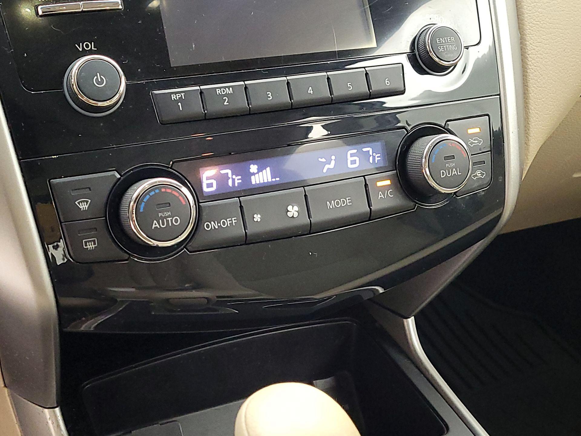 Thumbnail: 2015 Nissan Altima - 16