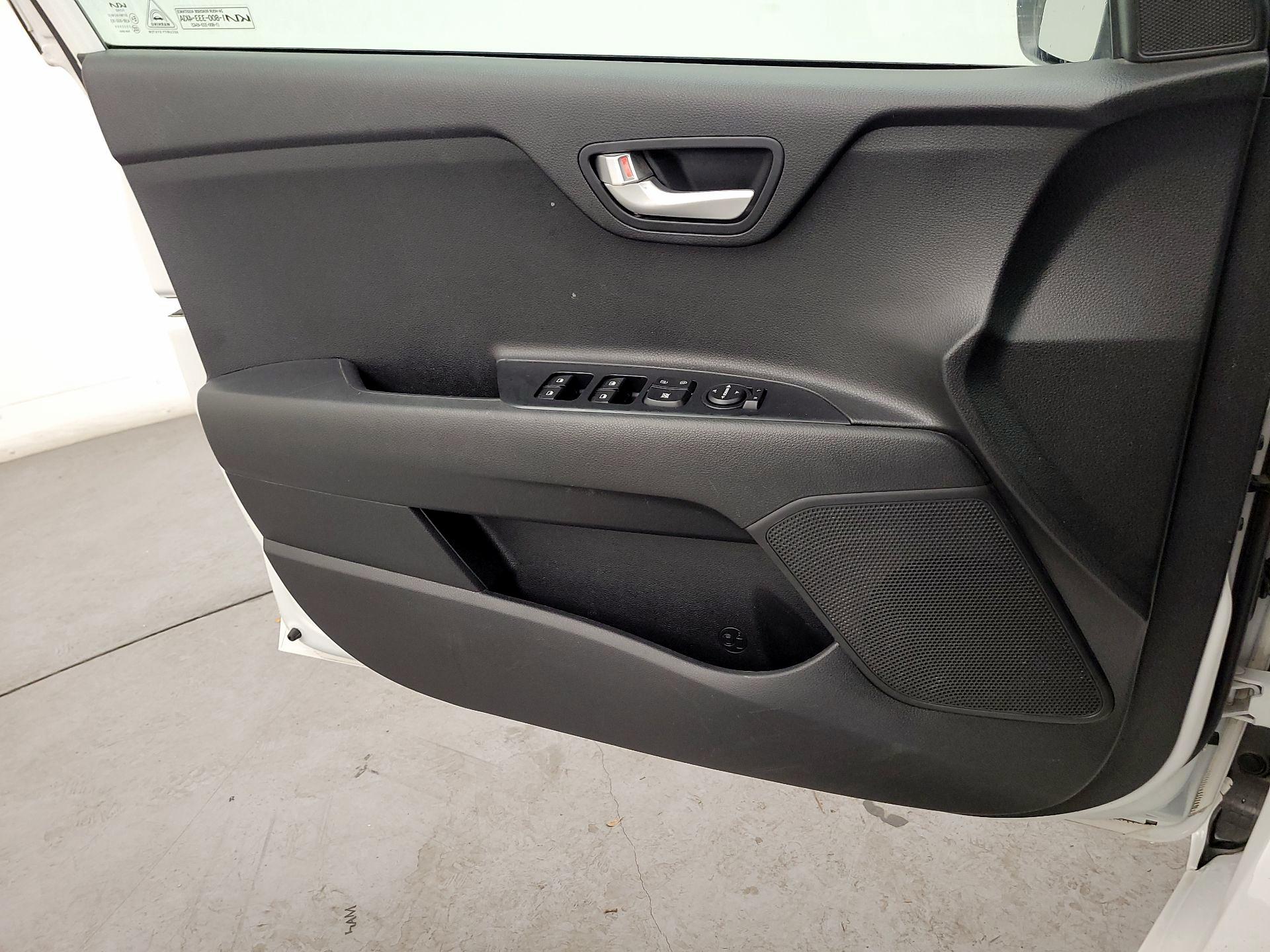 Thumbnail: 2022 Kia Rio - 12