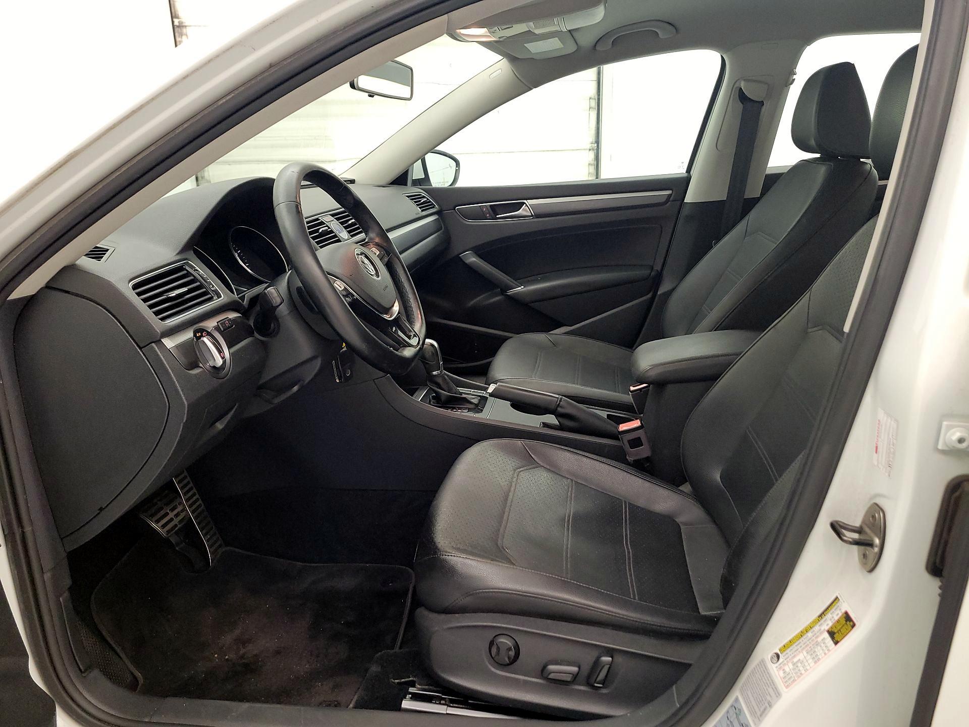 Thumbnail: 2017 Volkswagen Passat - 11