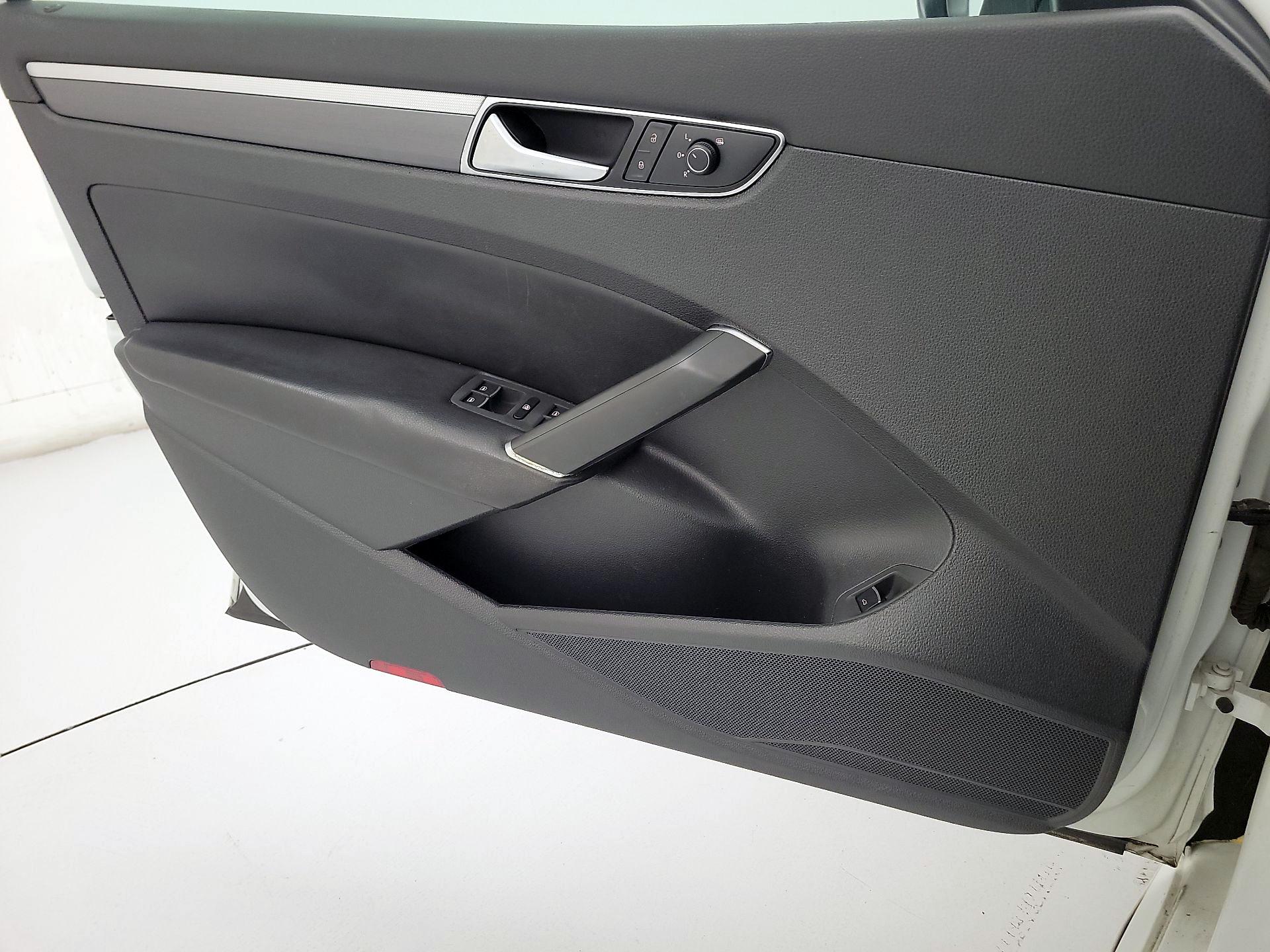 Thumbnail: 2017 Volkswagen Passat - 12