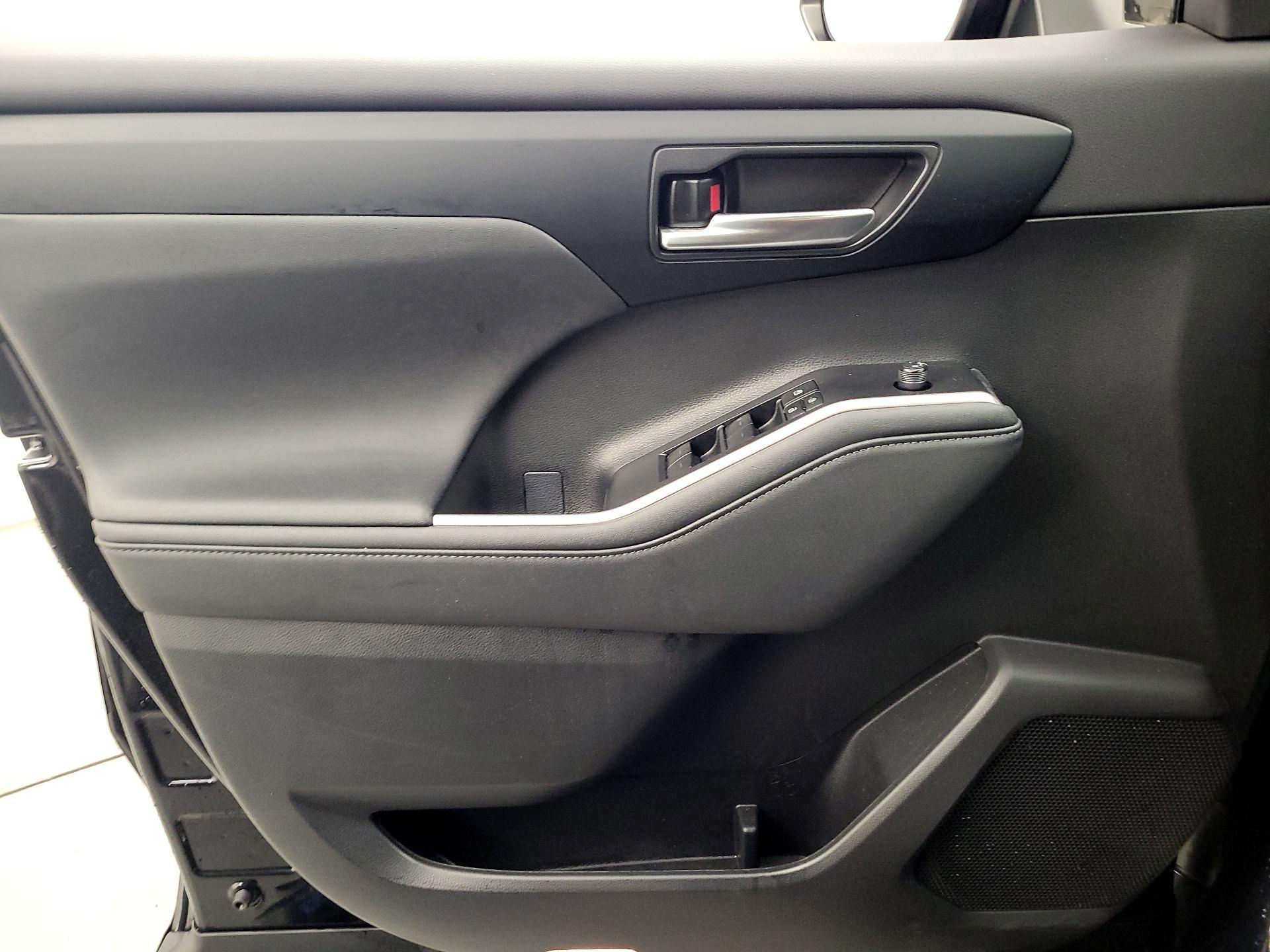 Thumbnail: 2023 Toyota Highlander - 12