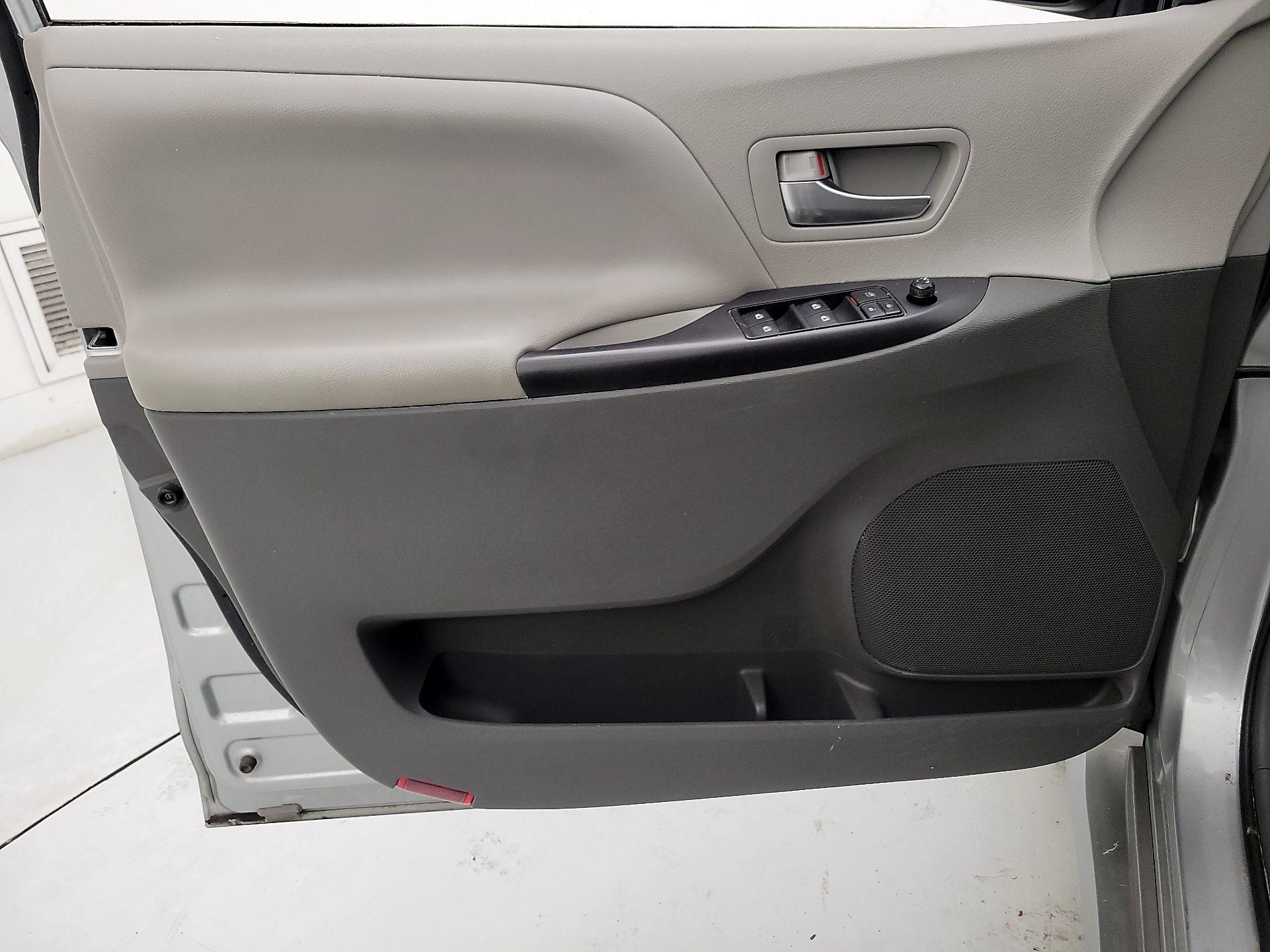 Thumbnail: 2020 Toyota Sienna - 12