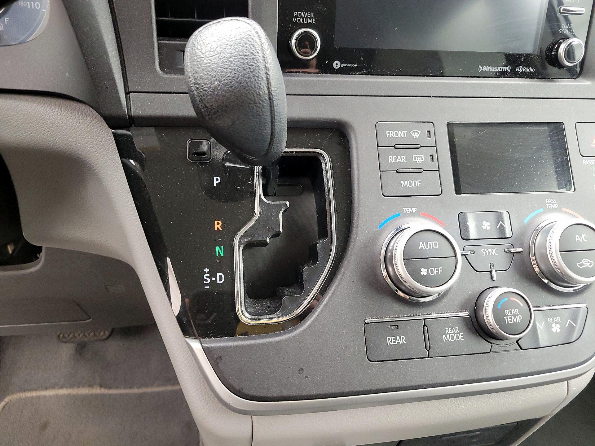 Thumbnail: 2020 Toyota Sienna - 15