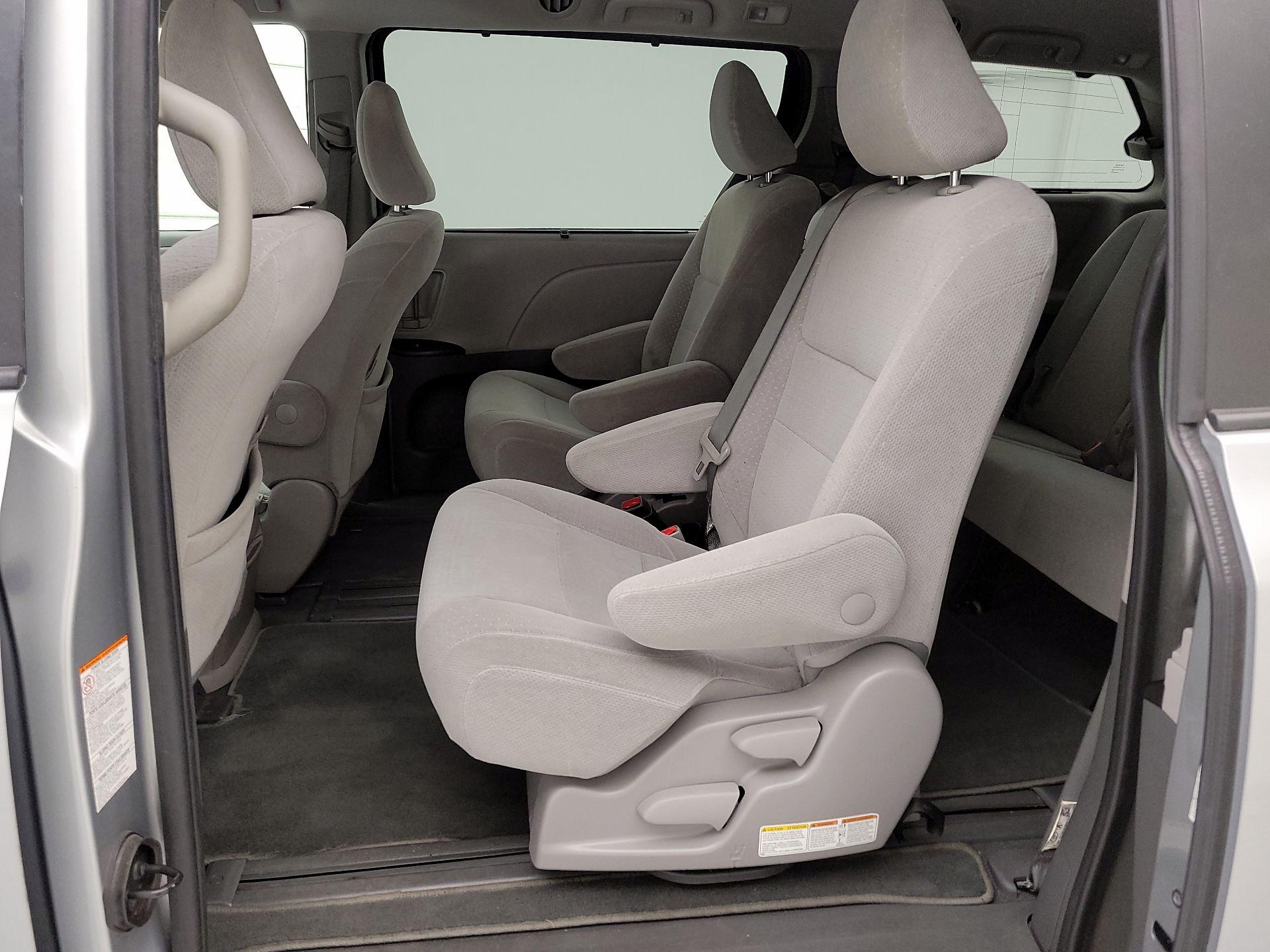 Thumbnail: 2020 Toyota Sienna - 17