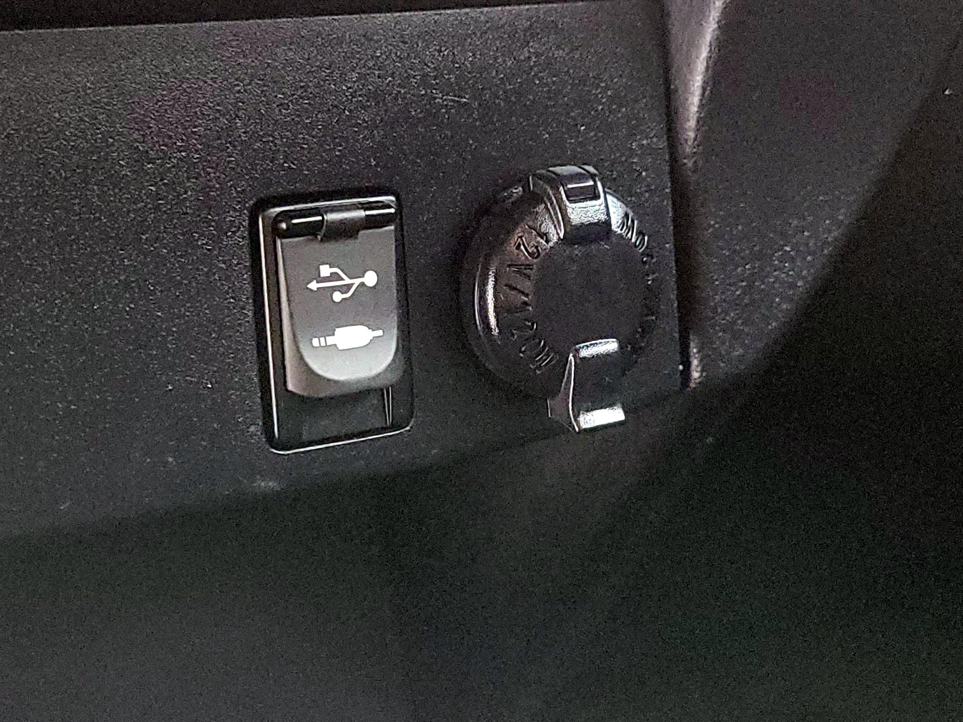 Thumbnail: 2016 Toyota RAV4 - 18