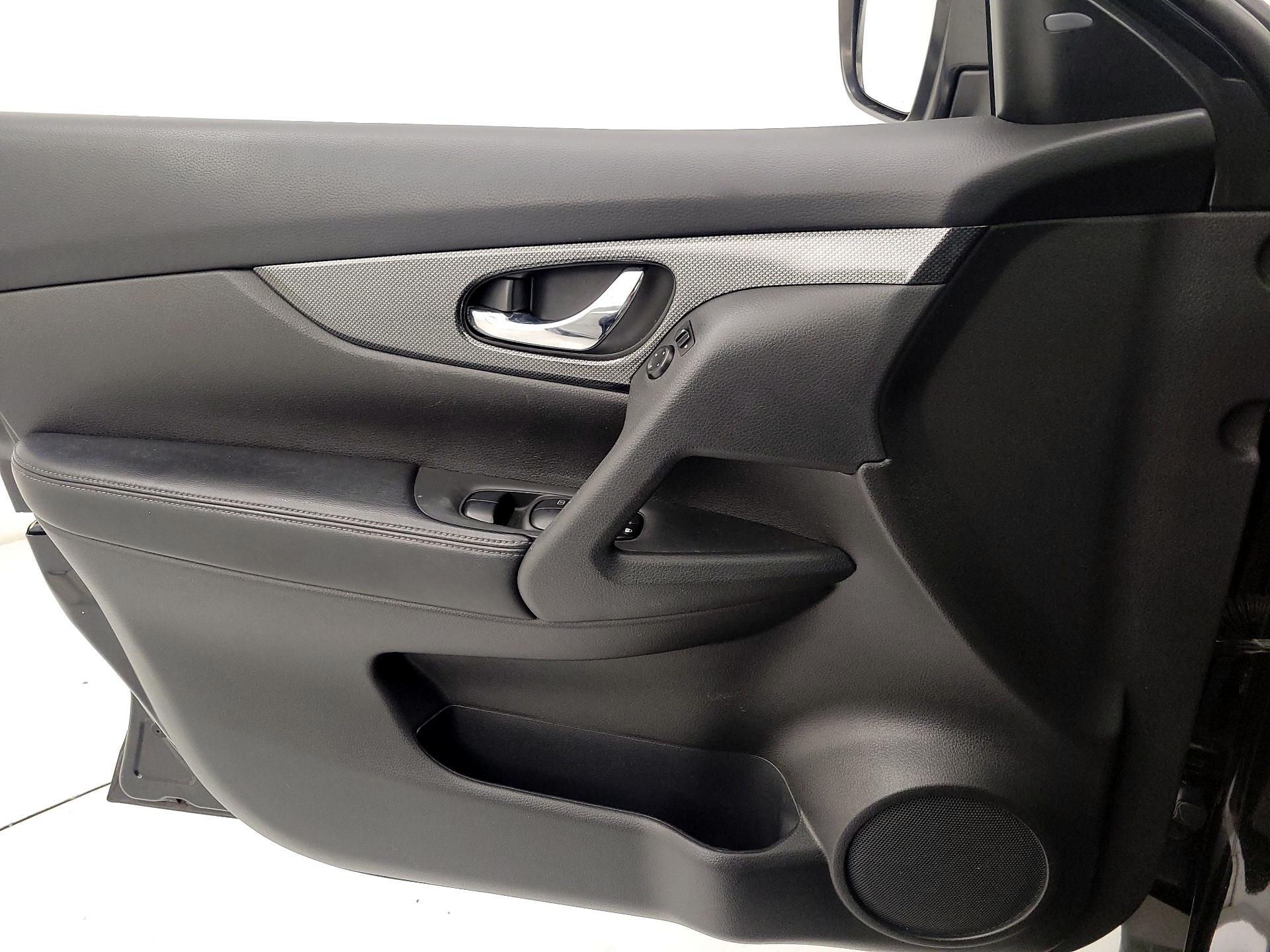 Thumbnail: 2016 Nissan Rogue - 12