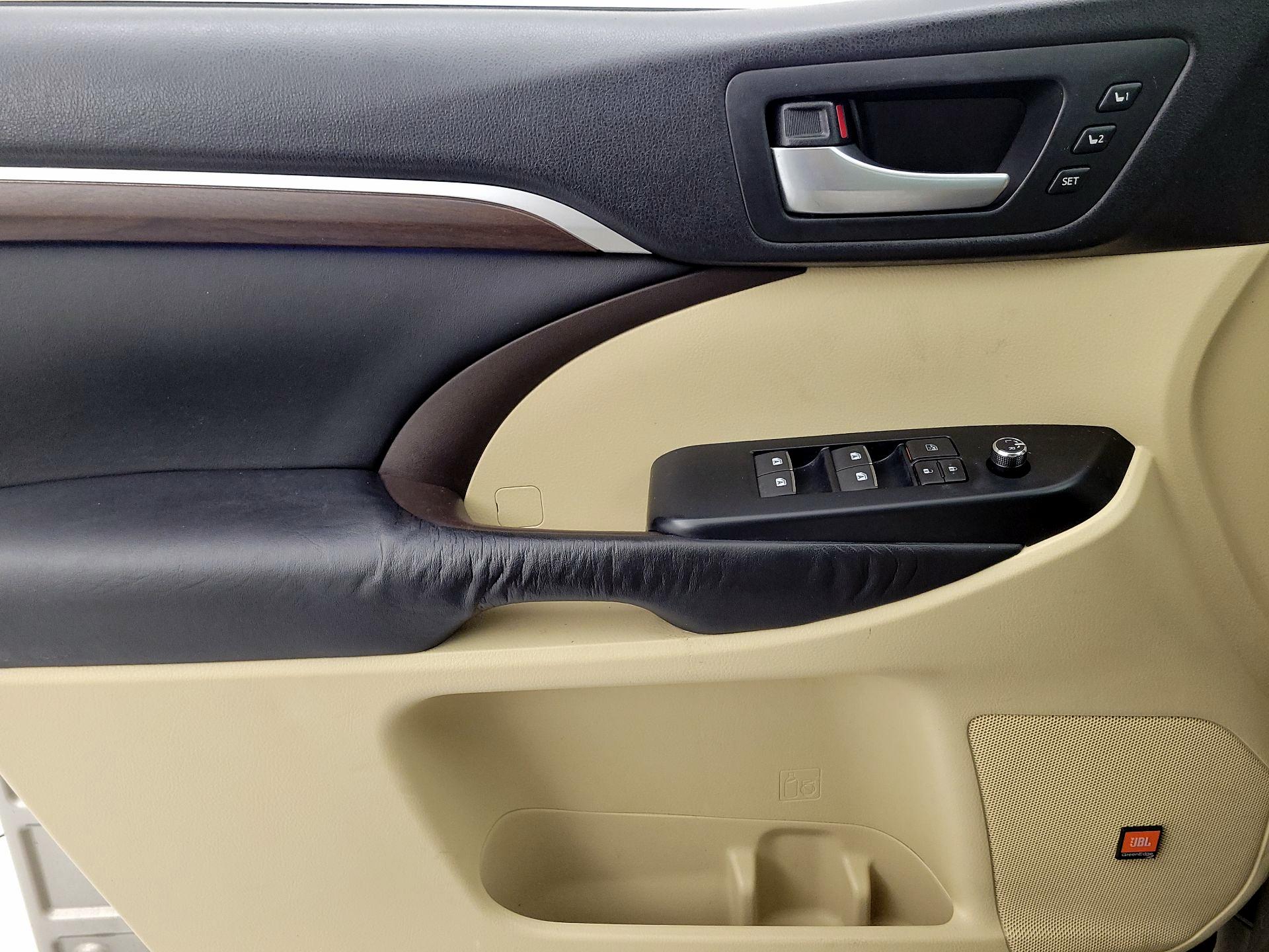 Thumbnail: 2016 Toyota Highlander - 12