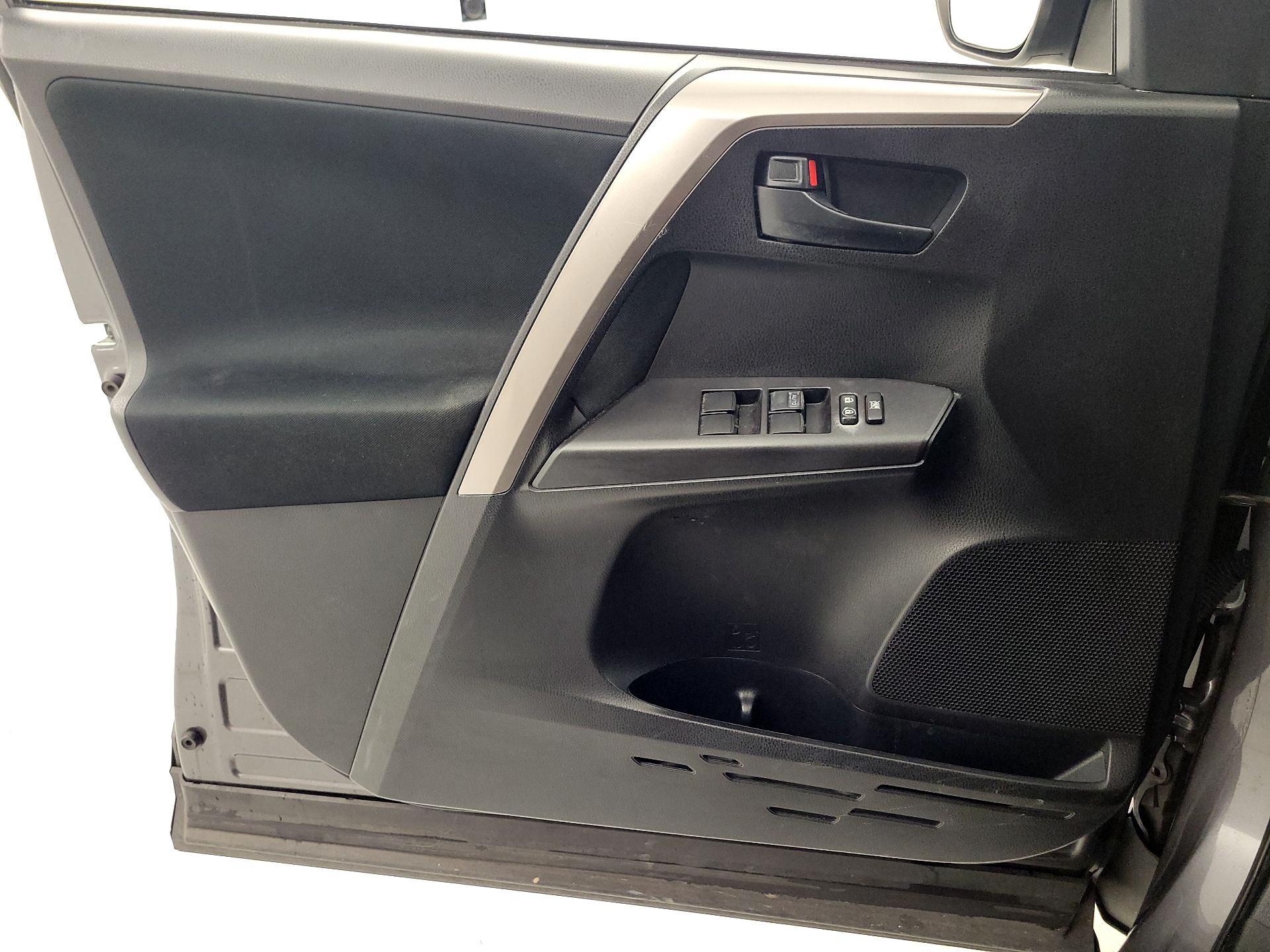 Thumbnail: 2018 Toyota RAV4 - 12