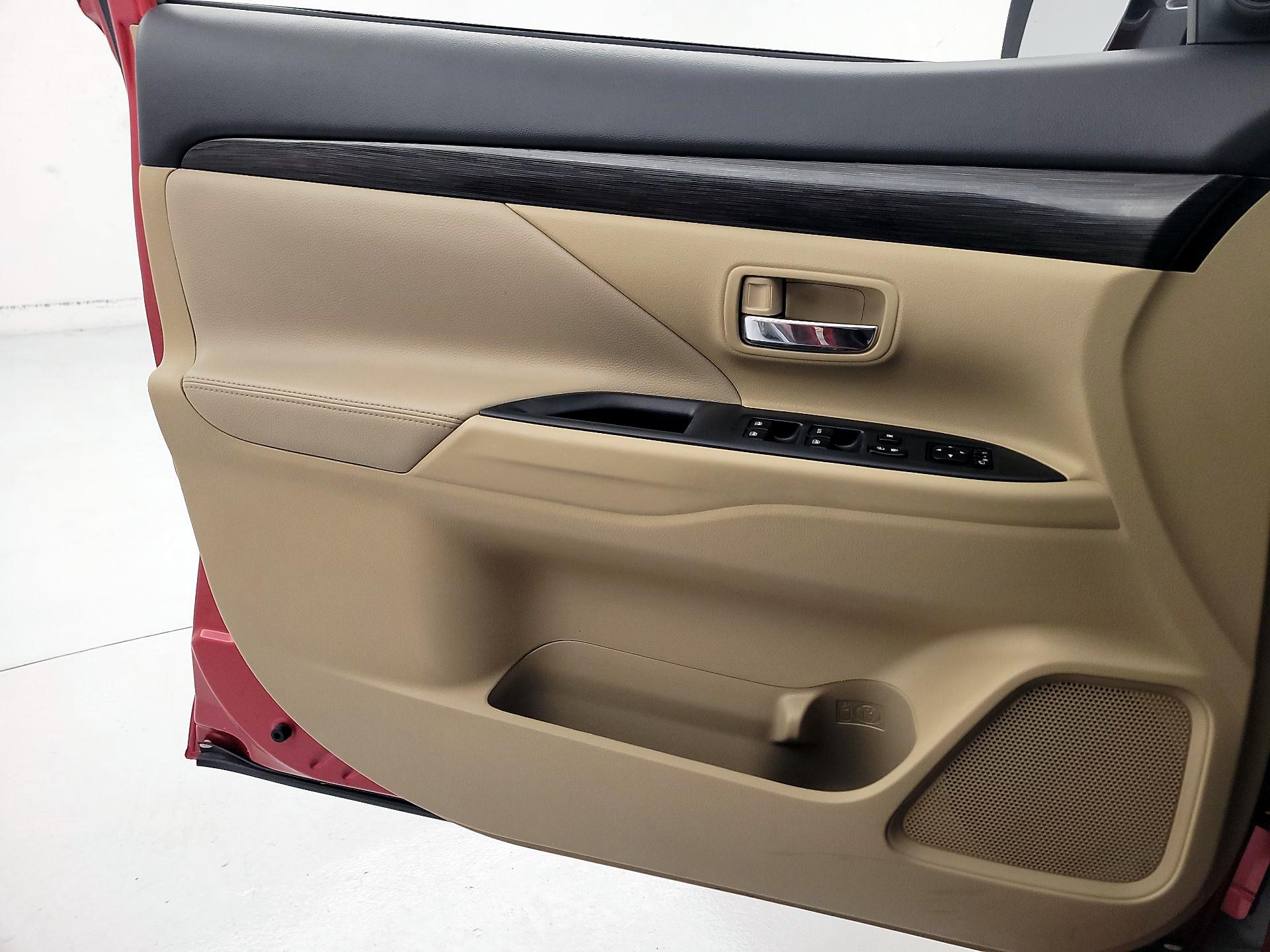 Thumbnail: 2018 Mitsubishi Outlander - 12