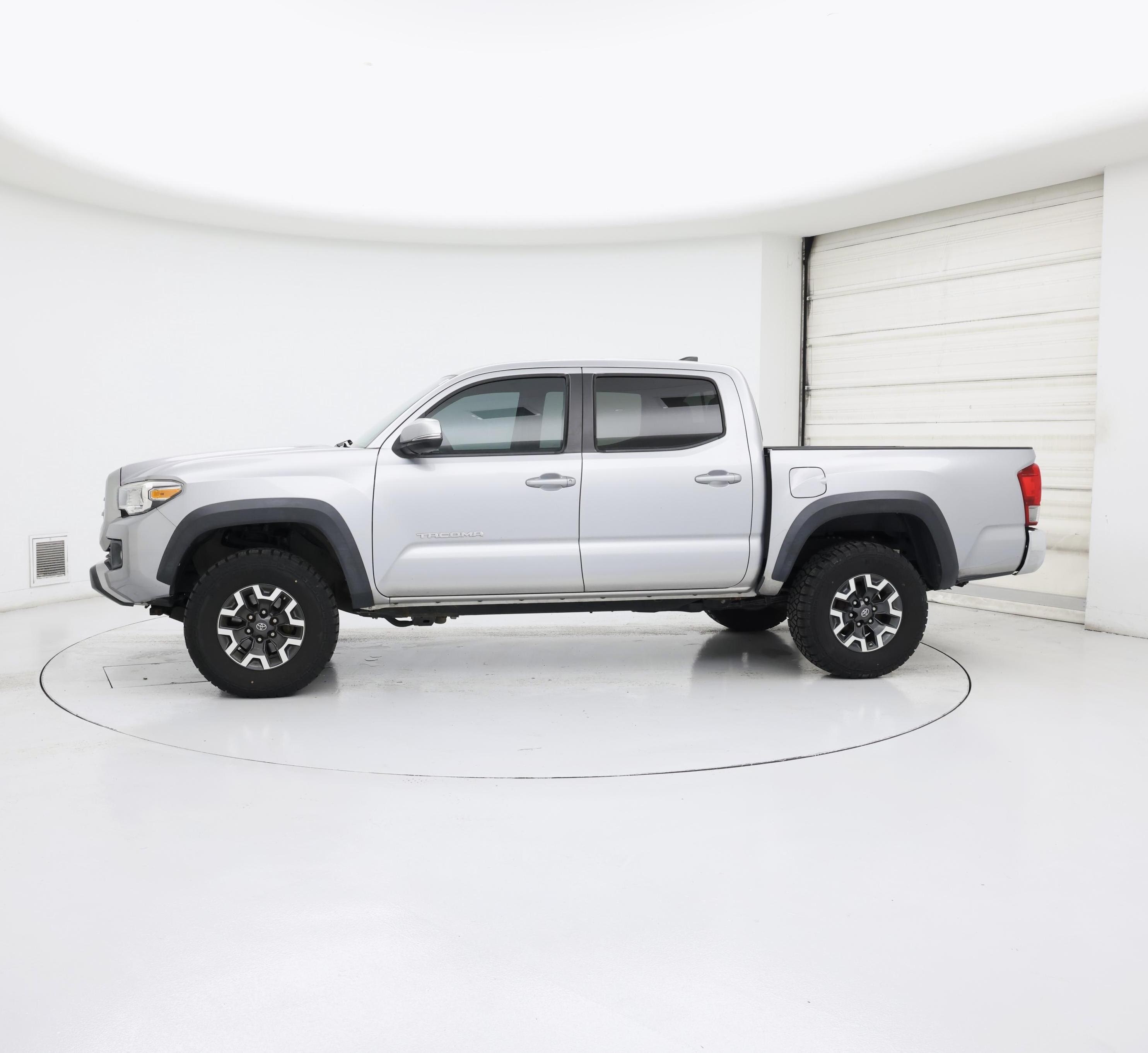 Thumbnail: 2017 Toyota Tacoma - 3