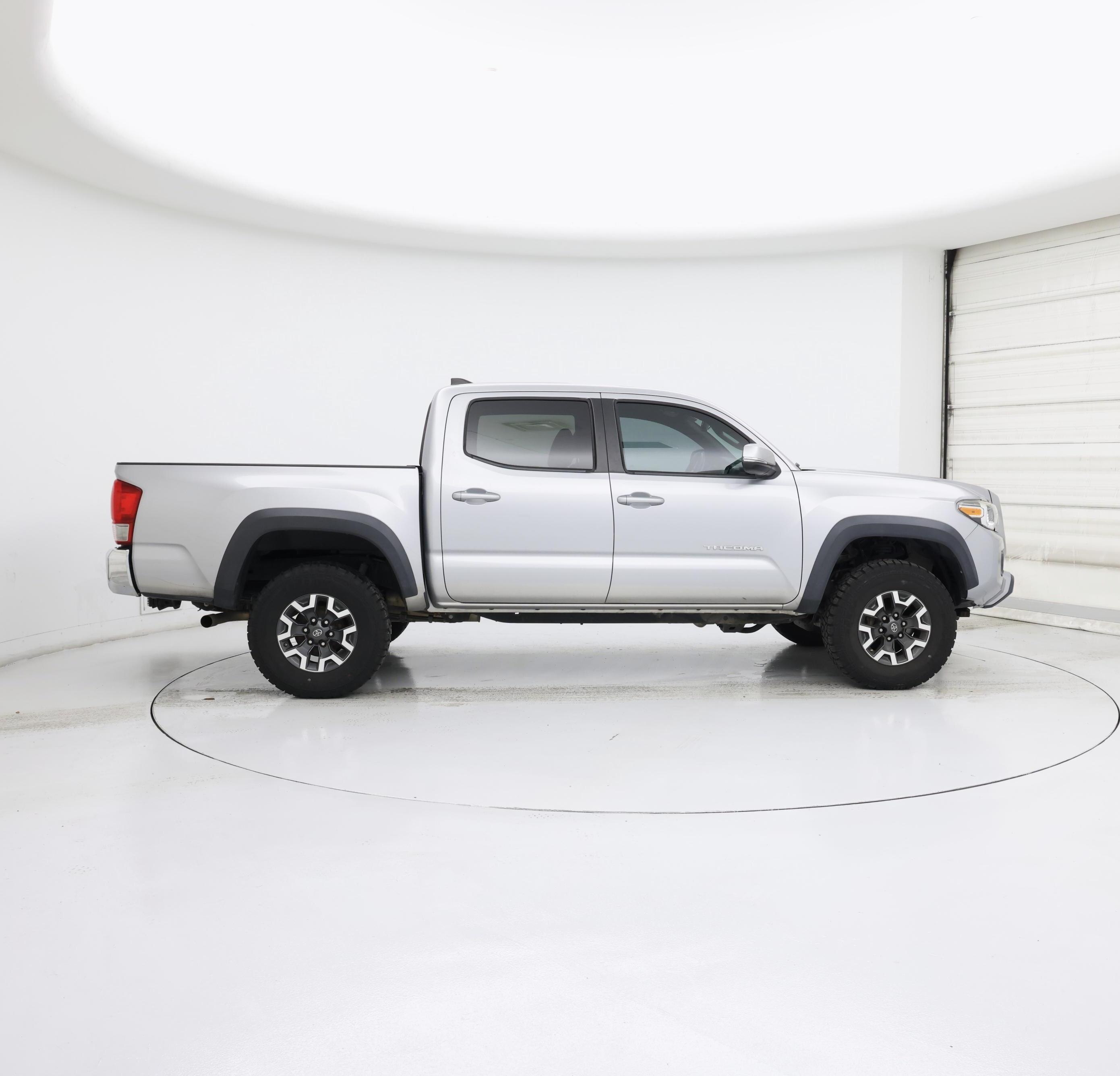 Thumbnail: 2017 Toyota Tacoma - 7