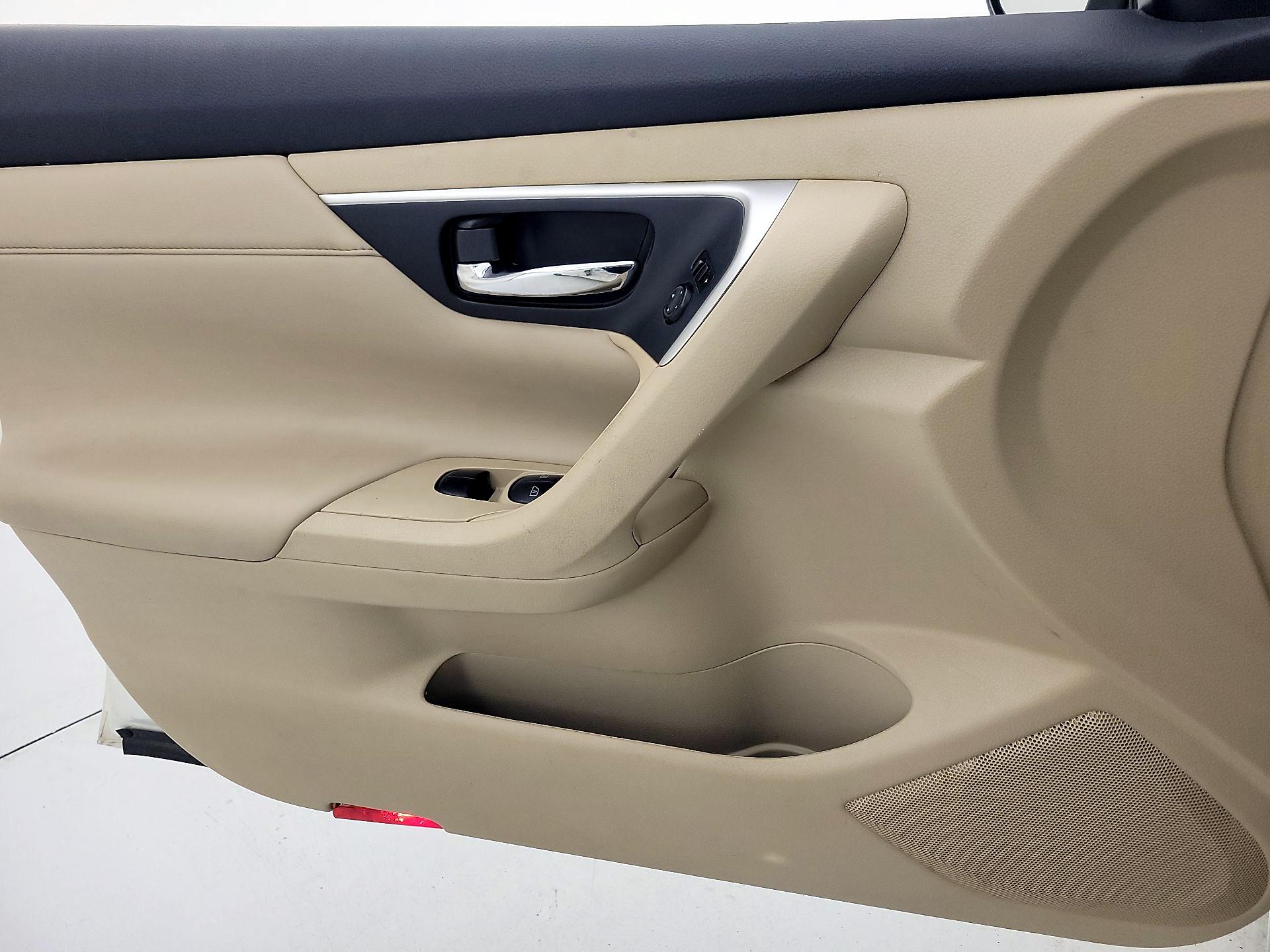 Thumbnail: 2016 Nissan Altima - 12