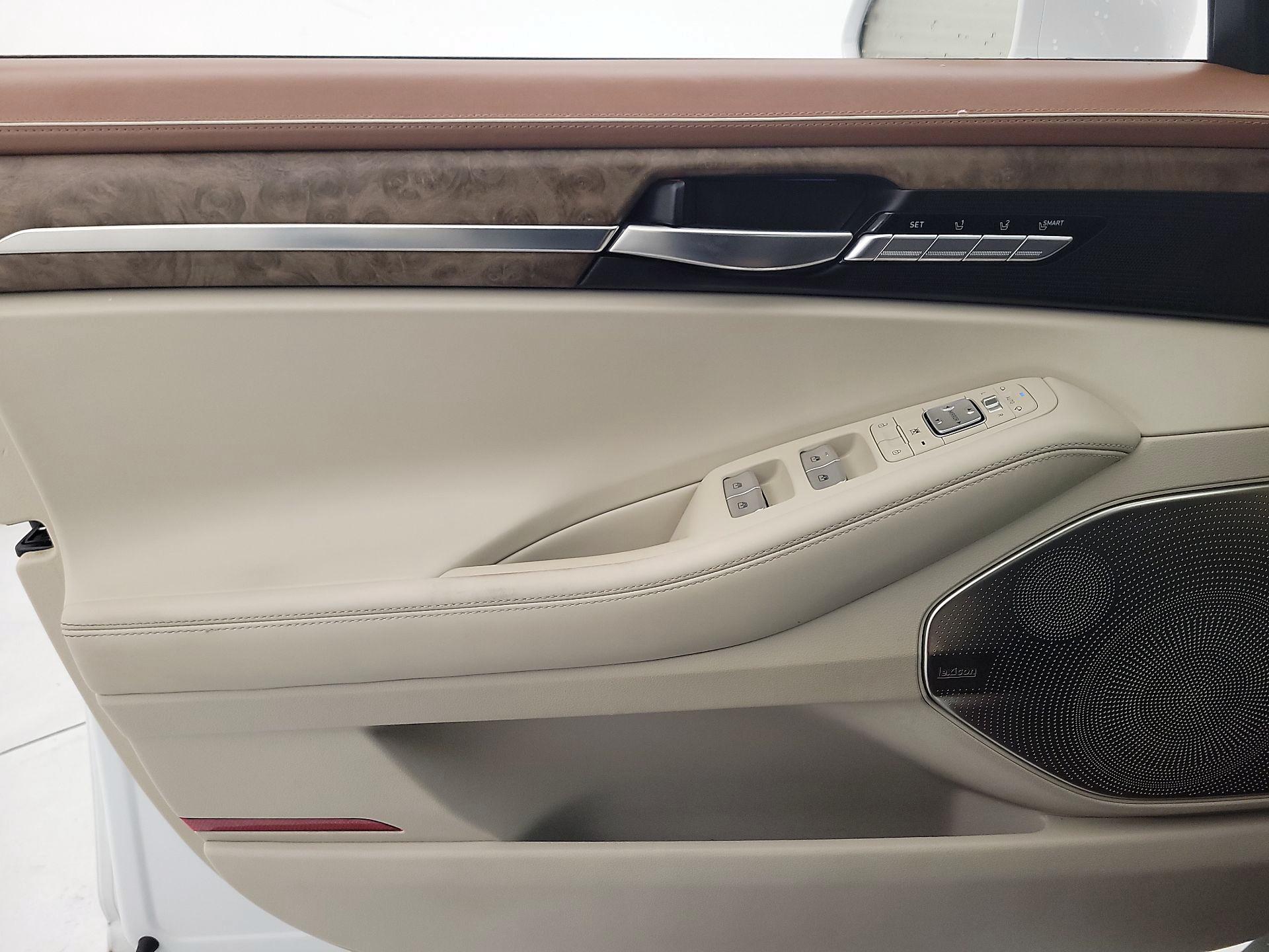 Thumbnail: 2020 Genesis G90 - 12