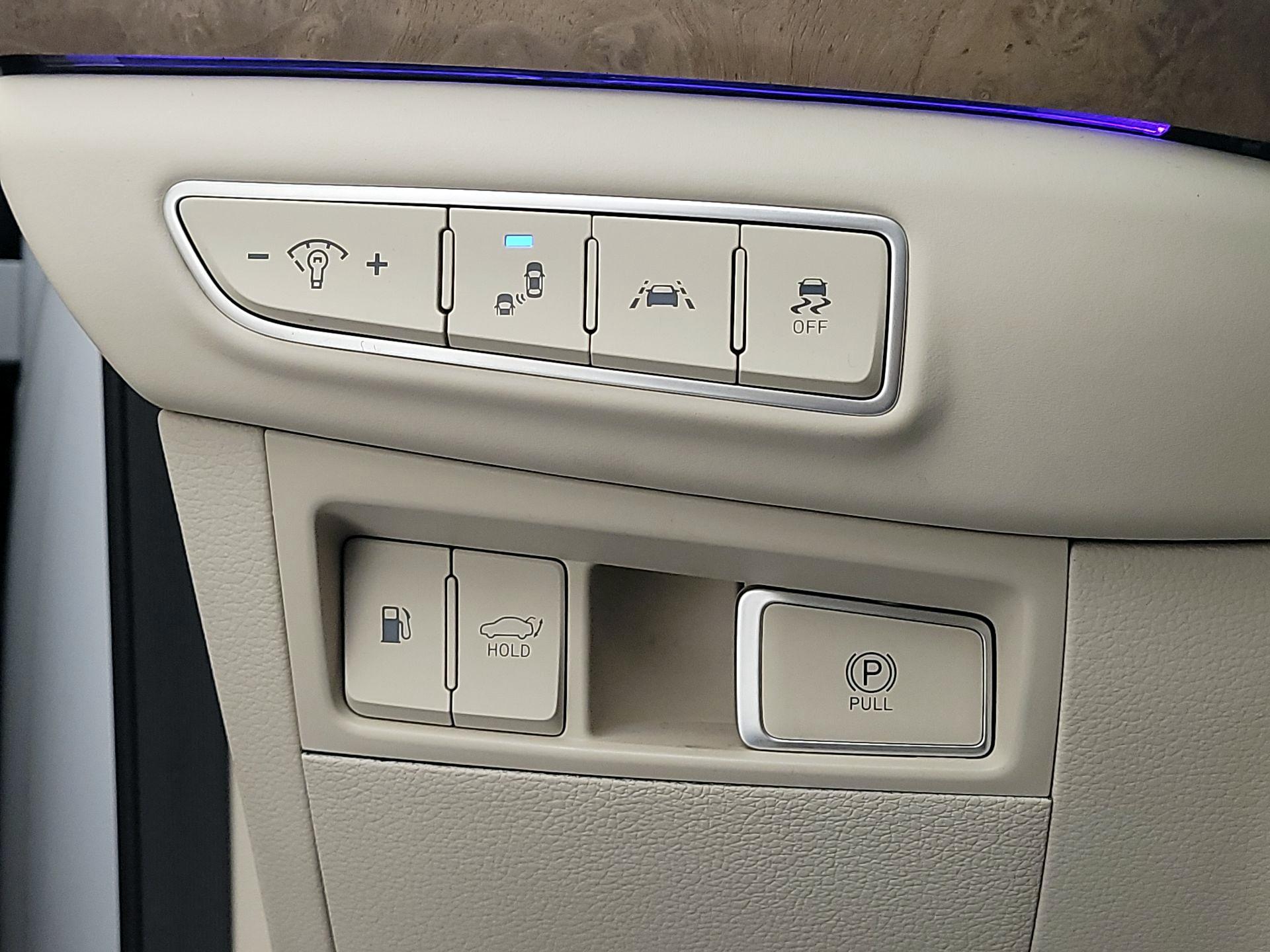 Thumbnail: 2020 Genesis G90 - 13