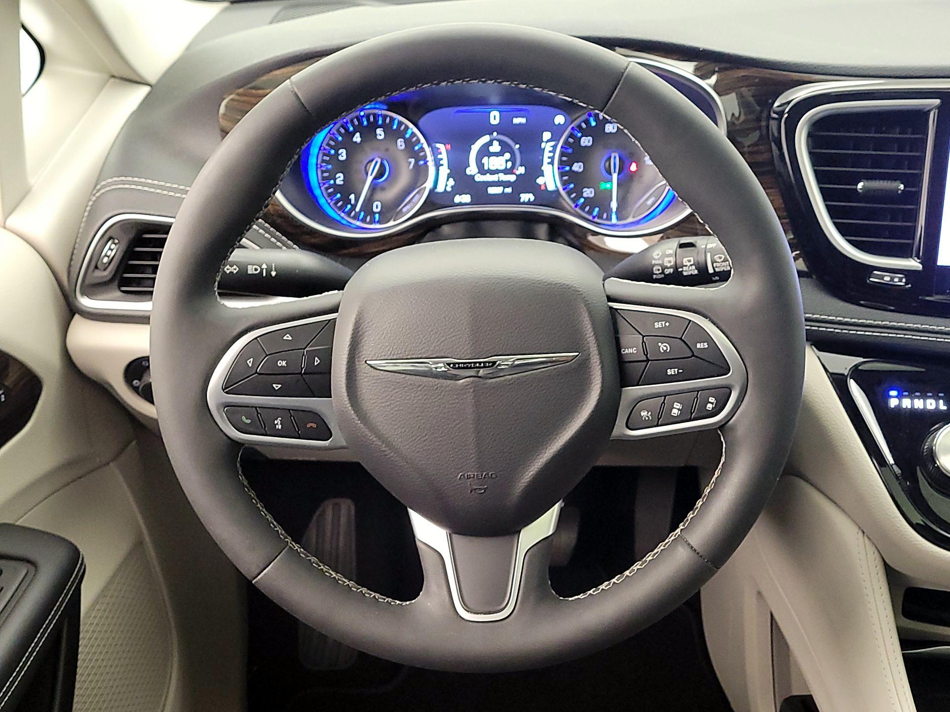 Thumbnail: 2023 Chrysler Pacifica - 10