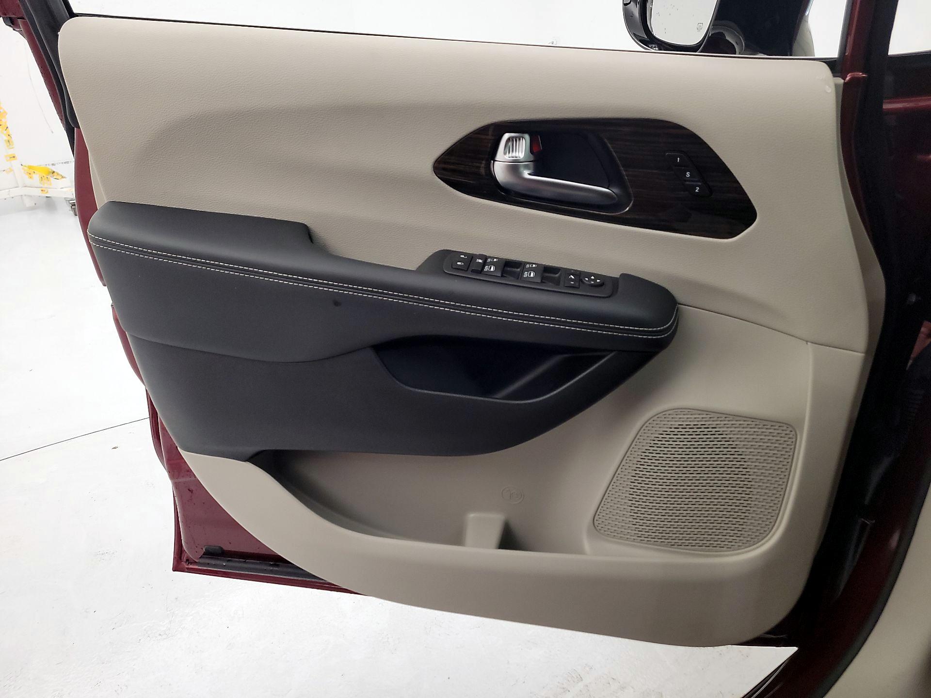 Thumbnail: 2023 Chrysler Pacifica - 12