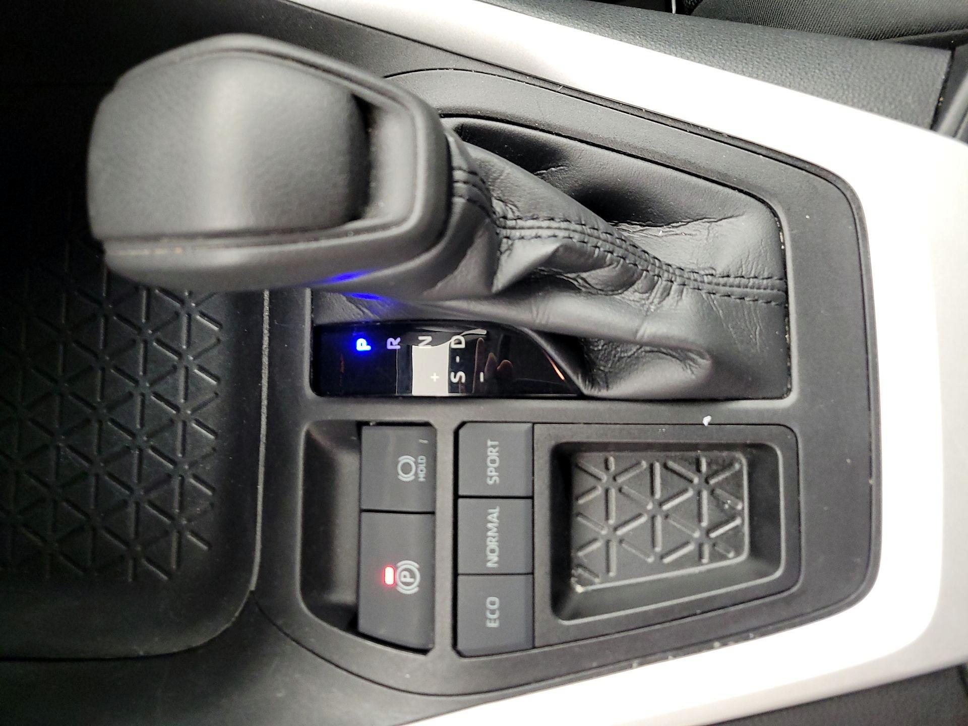 Thumbnail: 2021 Toyota RAV4 - 17