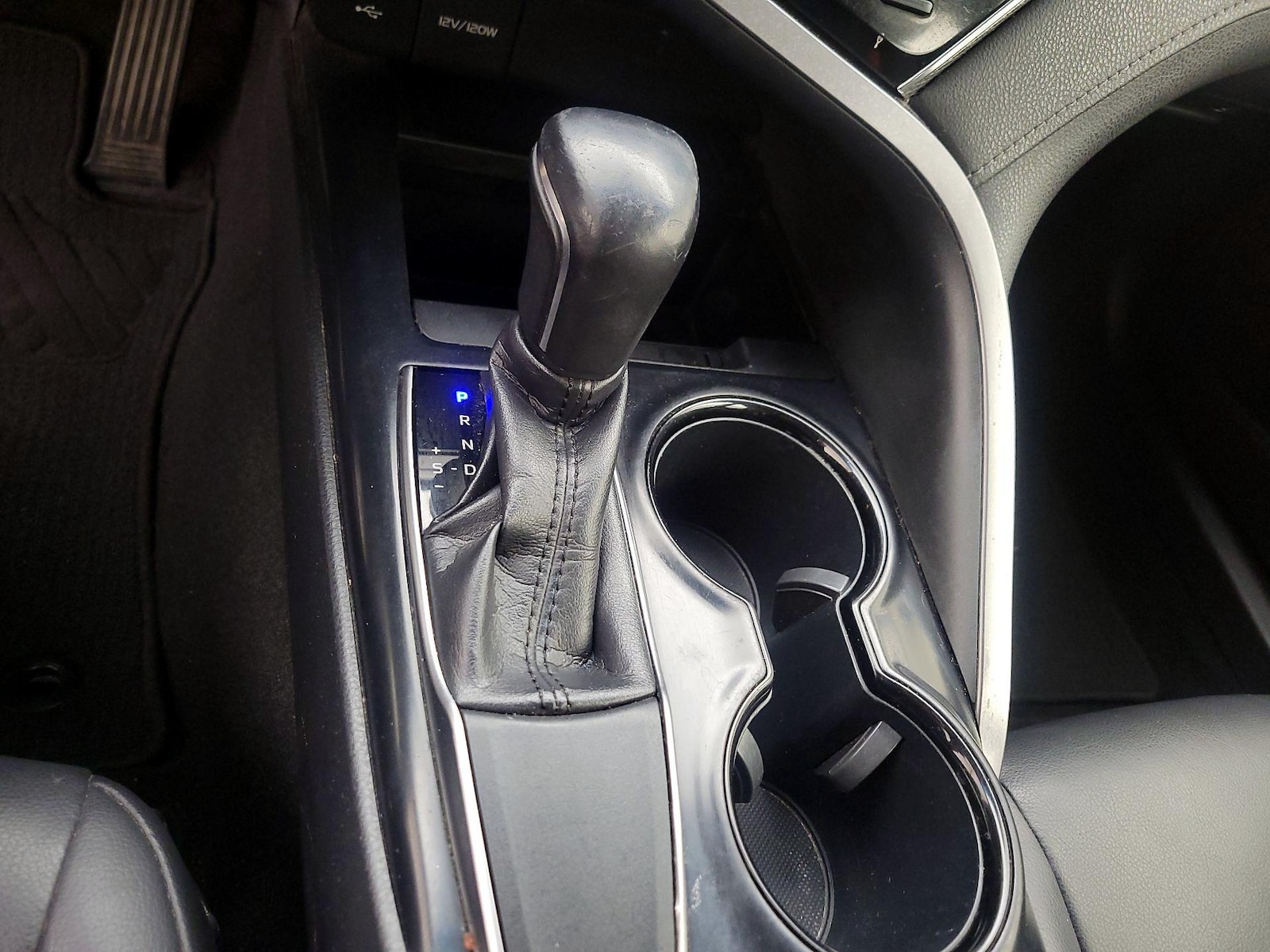 2018 Toyota Camry SE - Photo 18