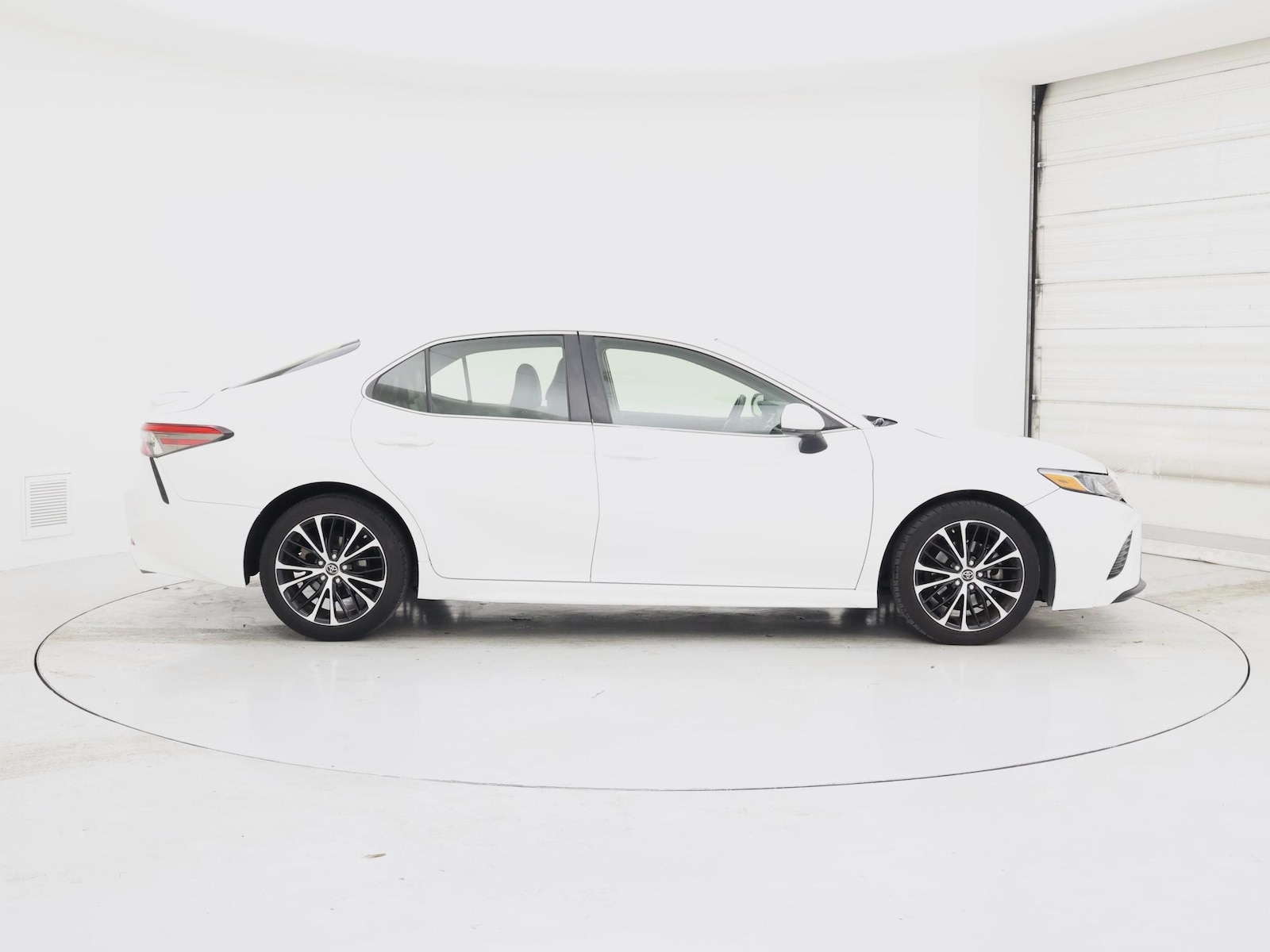 2018 Toyota Camry SE - Photo 8