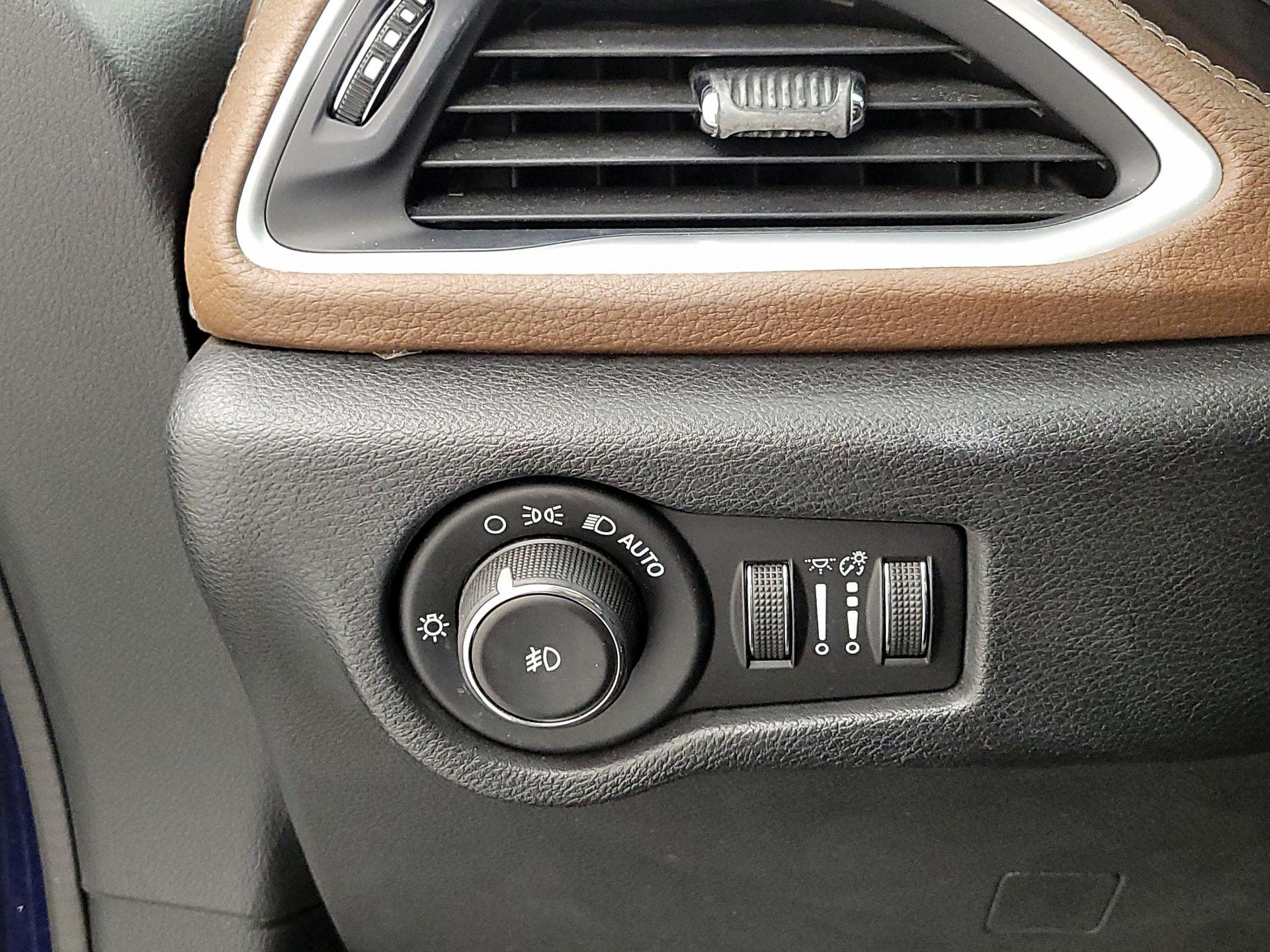 Thumbnail: 2018 Chrysler Pacifica - 13