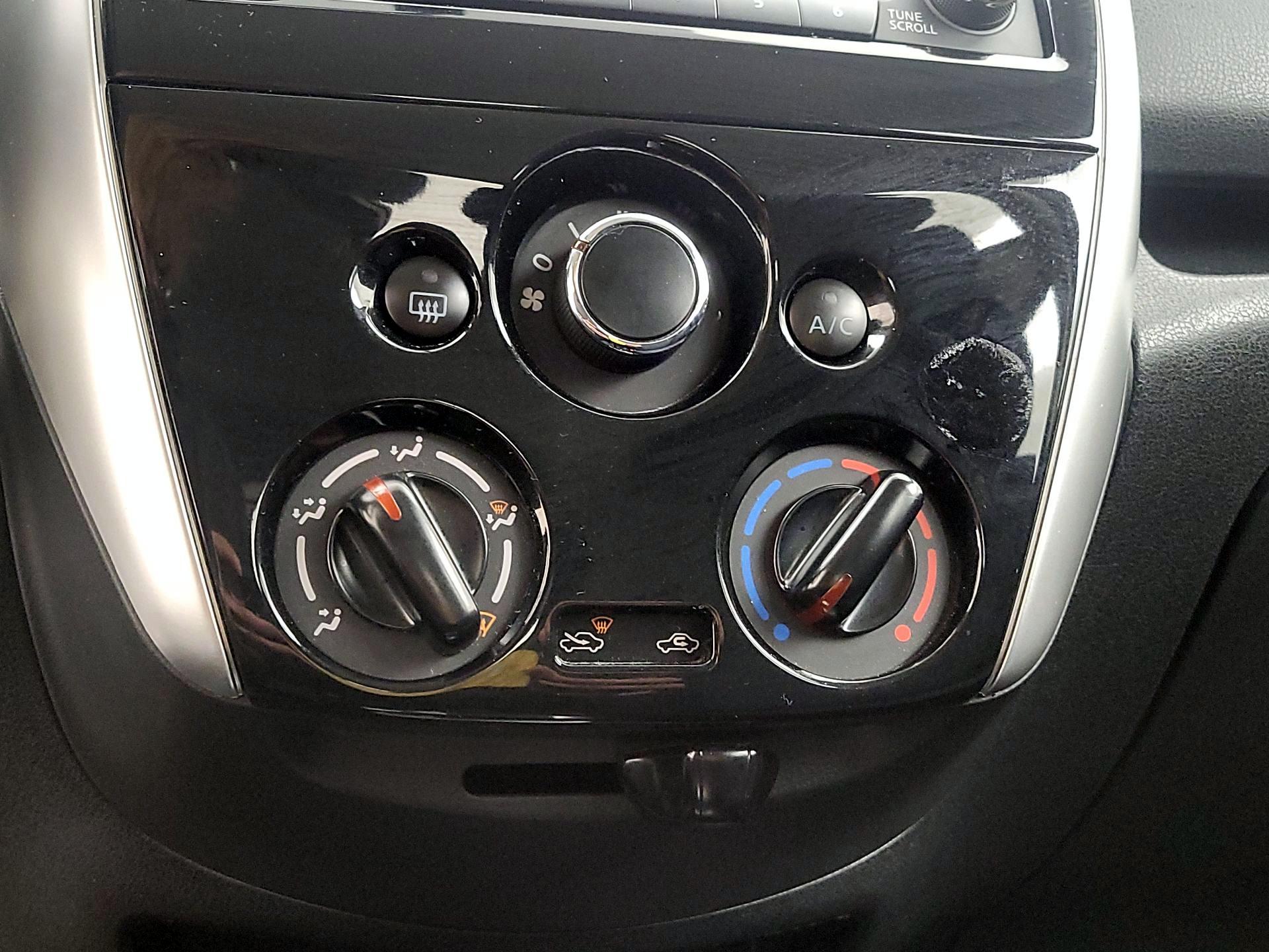 Thumbnail: 2015 Nissan Versa Note - 16