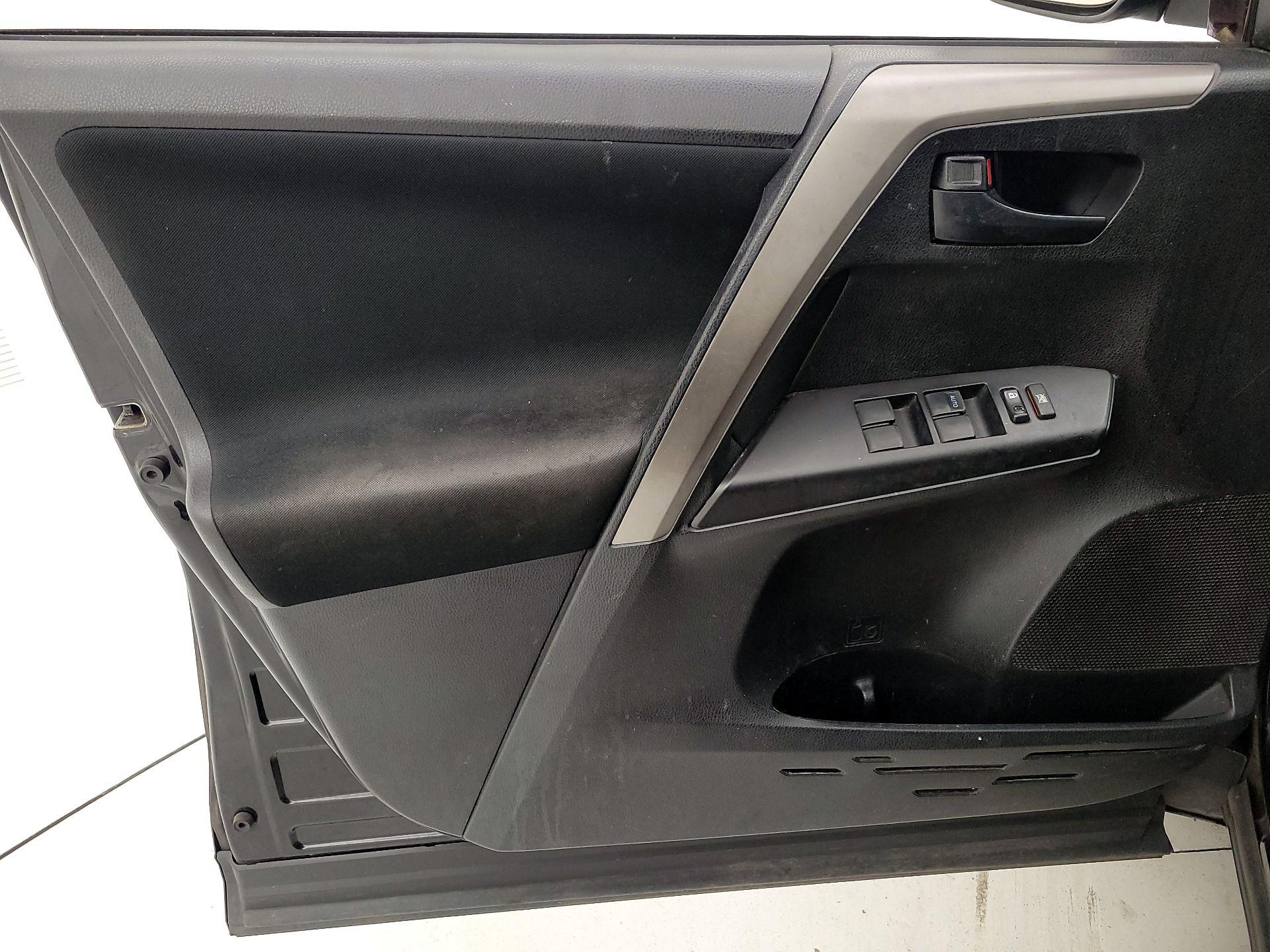 Thumbnail: 2018 Toyota RAV4 - 12