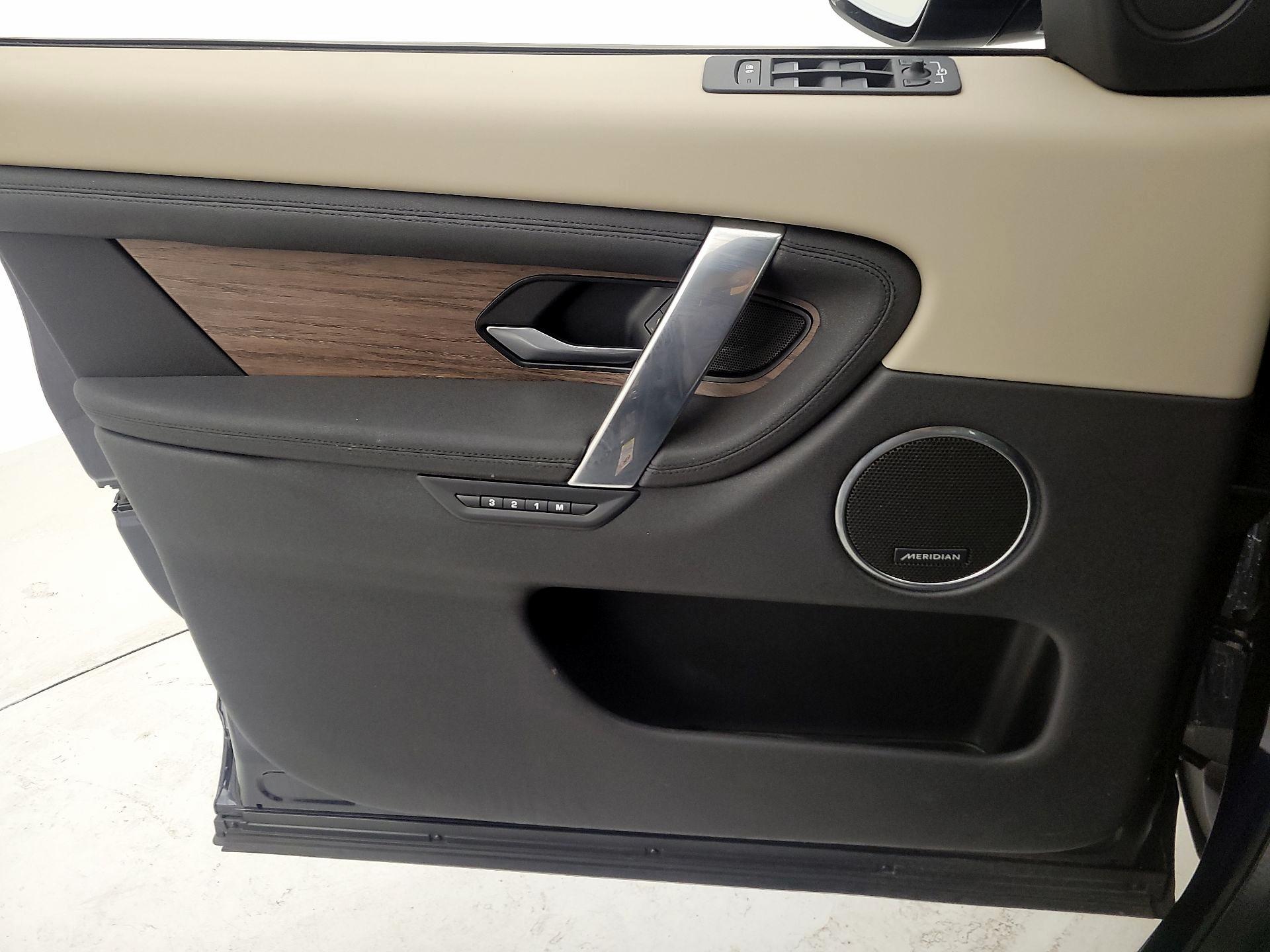 Thumbnail: 2020 Land Rover Discovery Sport - 12