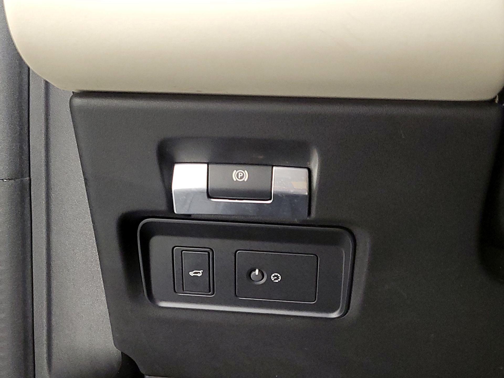 Thumbnail: 2020 Land Rover Discovery Sport - 13