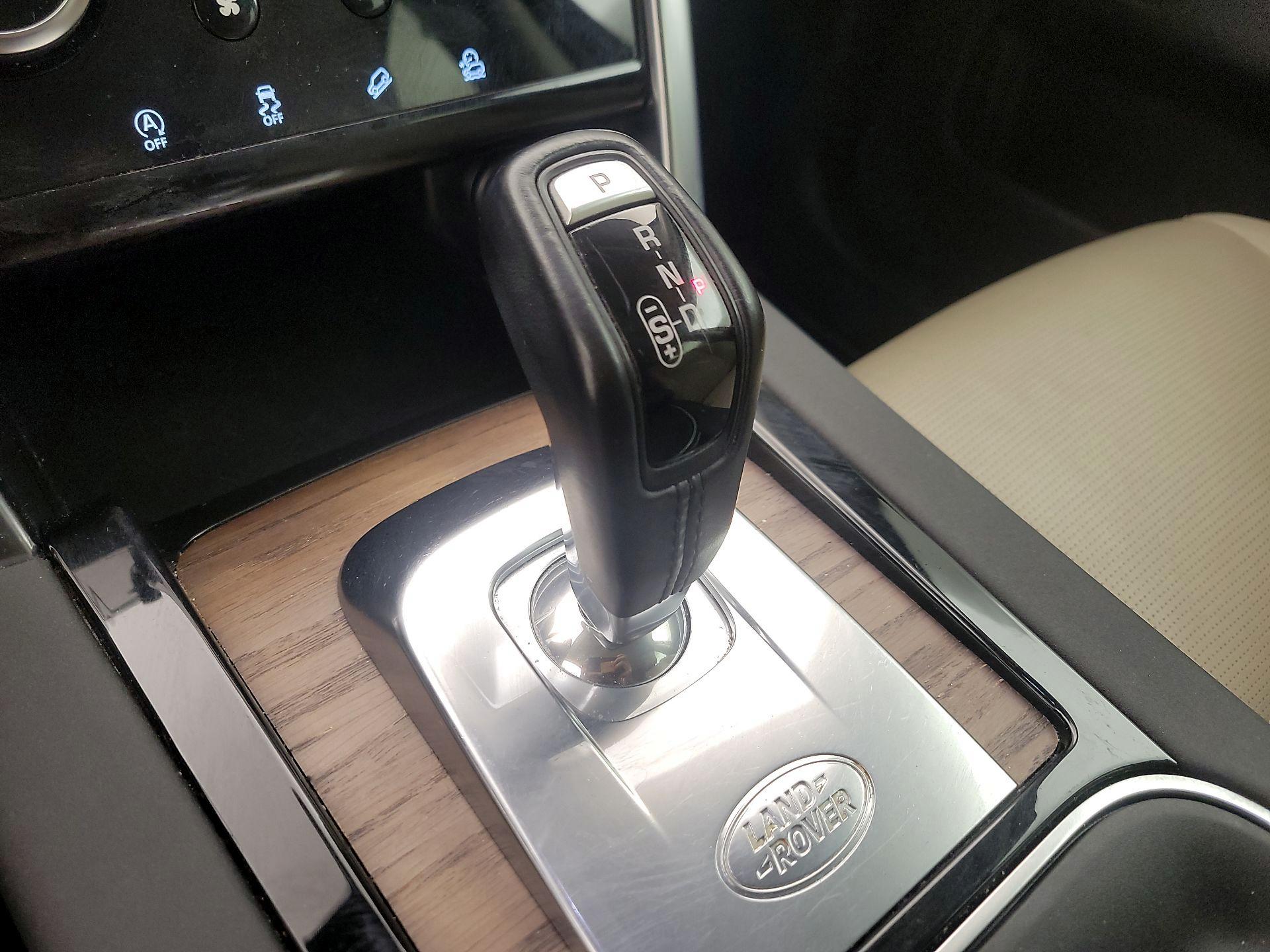 Thumbnail: 2020 Land Rover Discovery Sport - 17