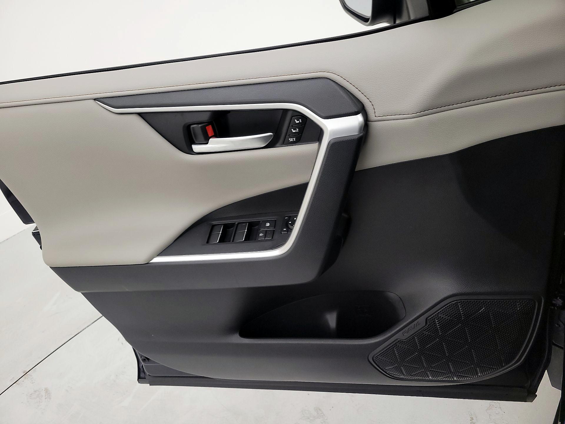 Thumbnail: 2019 Toyota RAV4 - 12