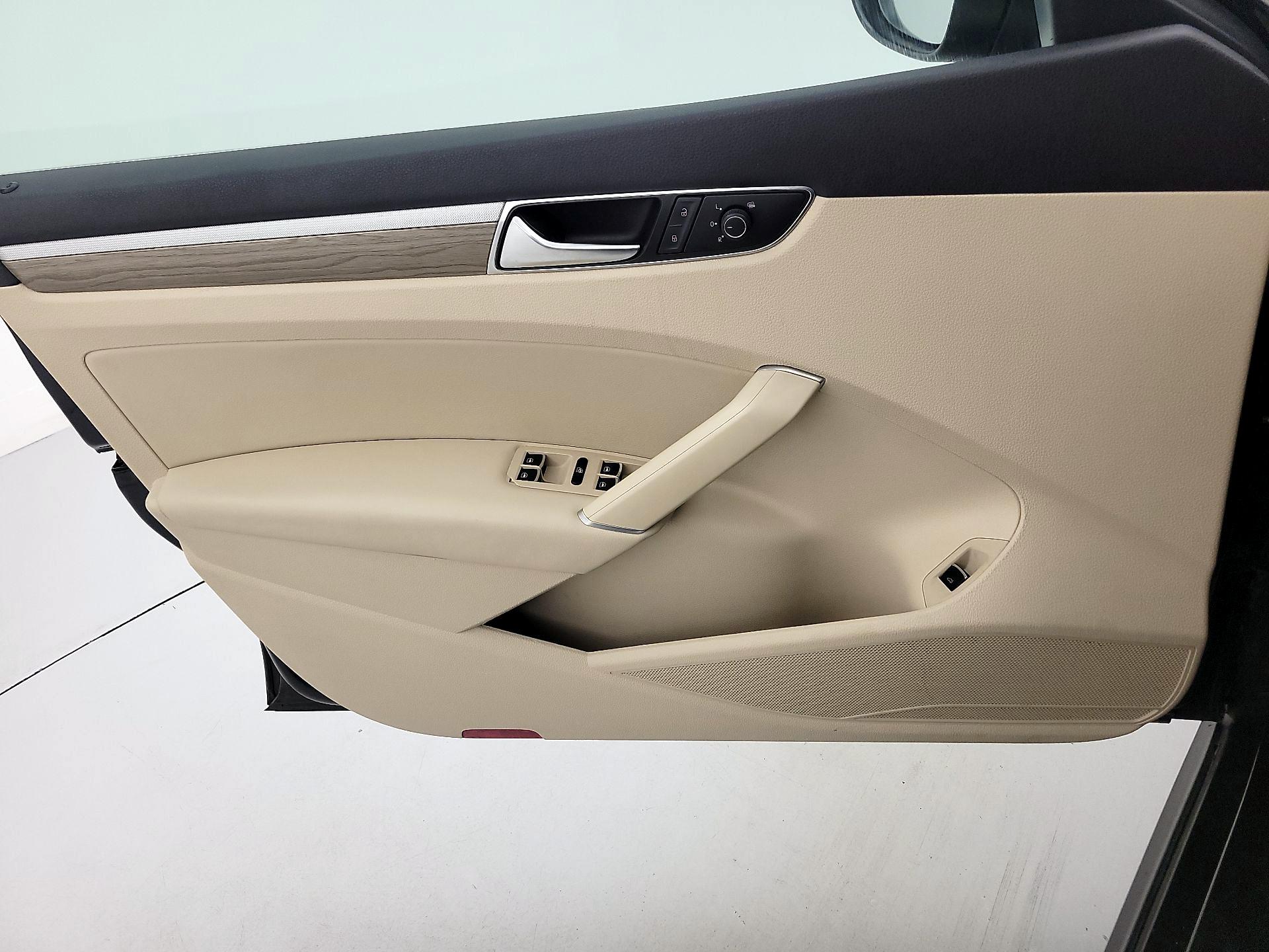 Thumbnail: 2017 Volkswagen Passat - 12