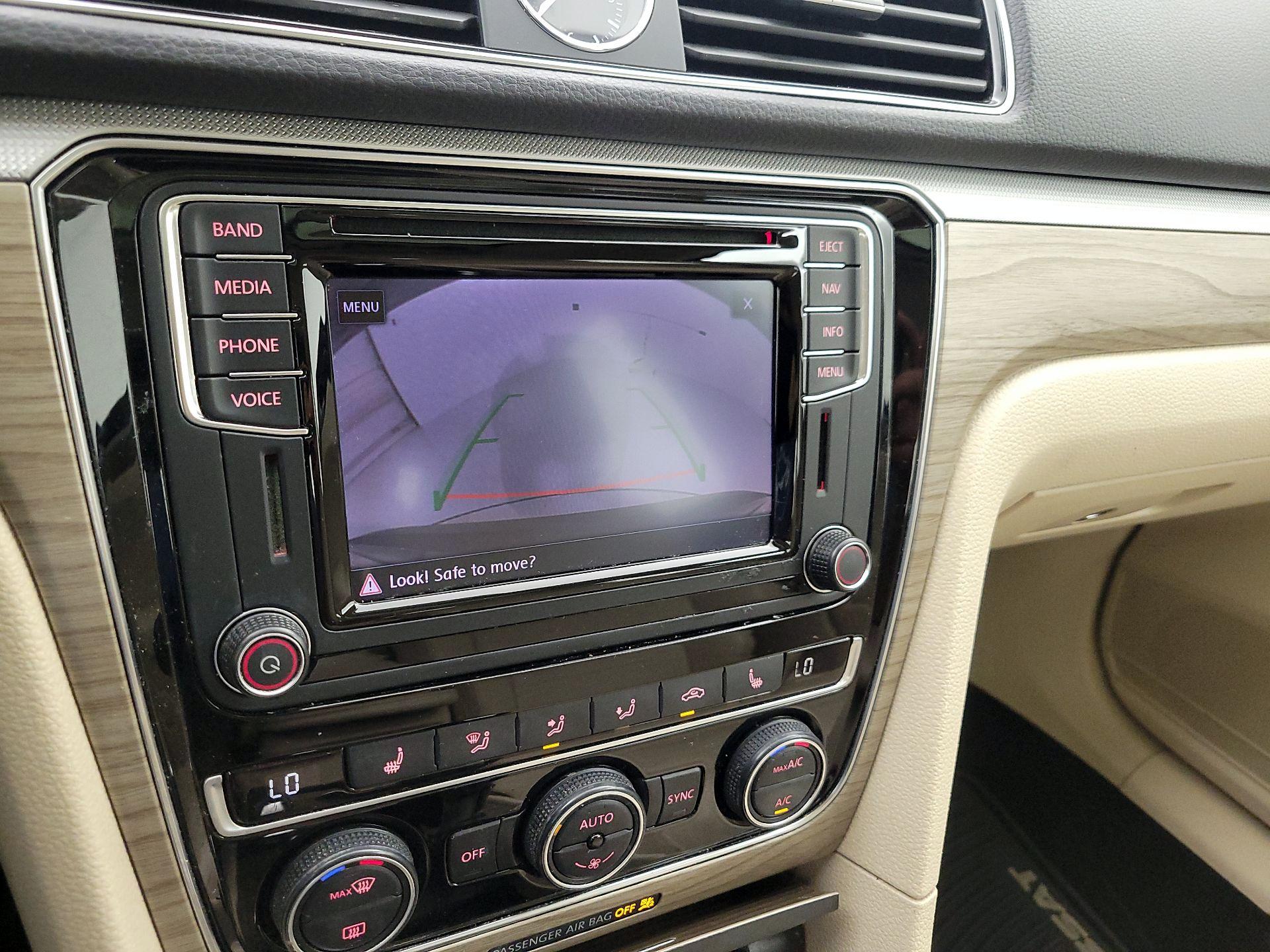 Thumbnail: 2017 Volkswagen Passat - 14