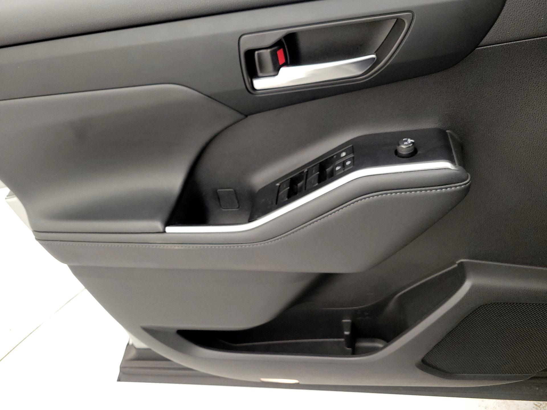 Thumbnail: 2022 Toyota Highlander - 12