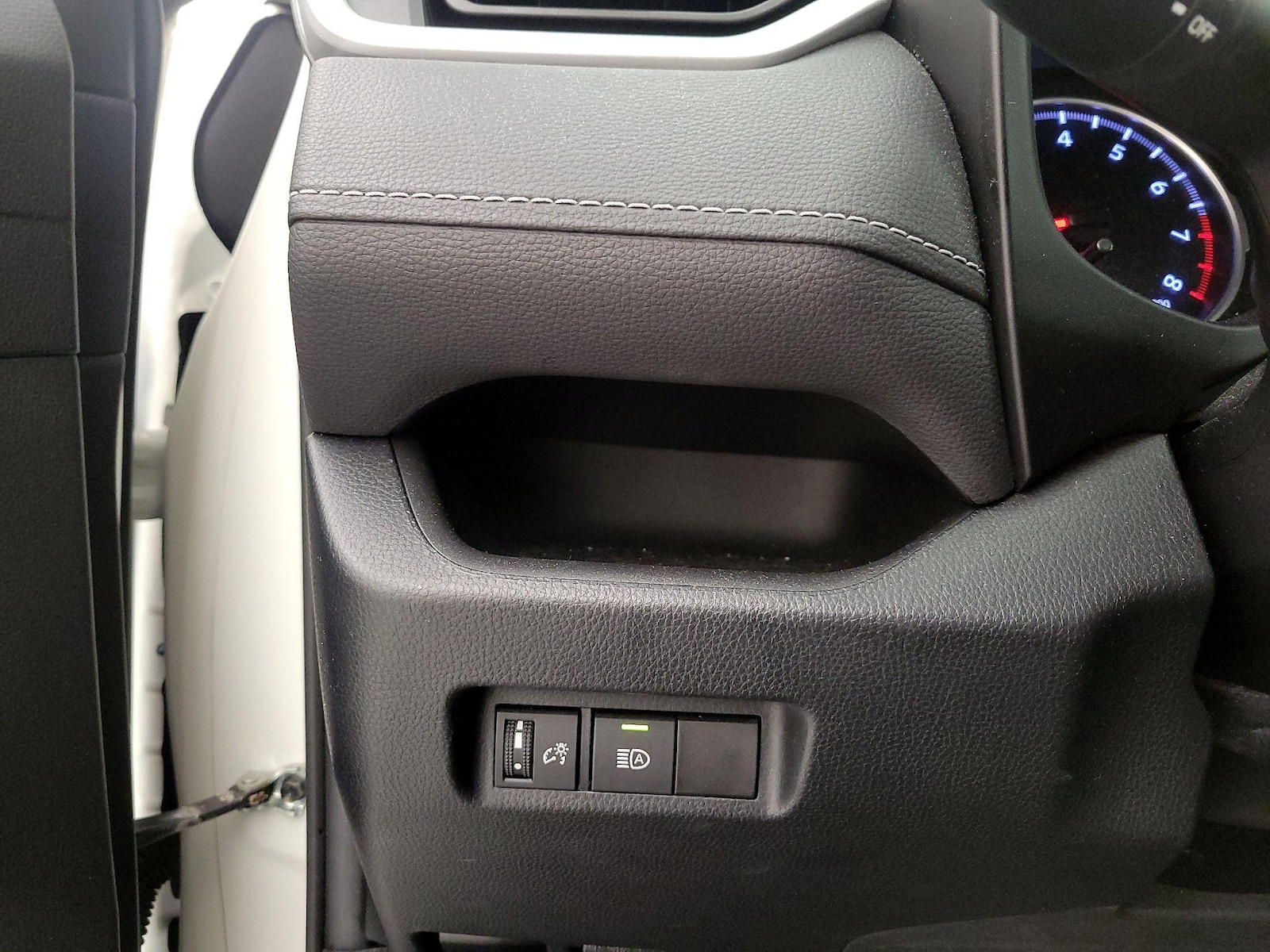 2021 Toyota RAV4 LE - Photo 14