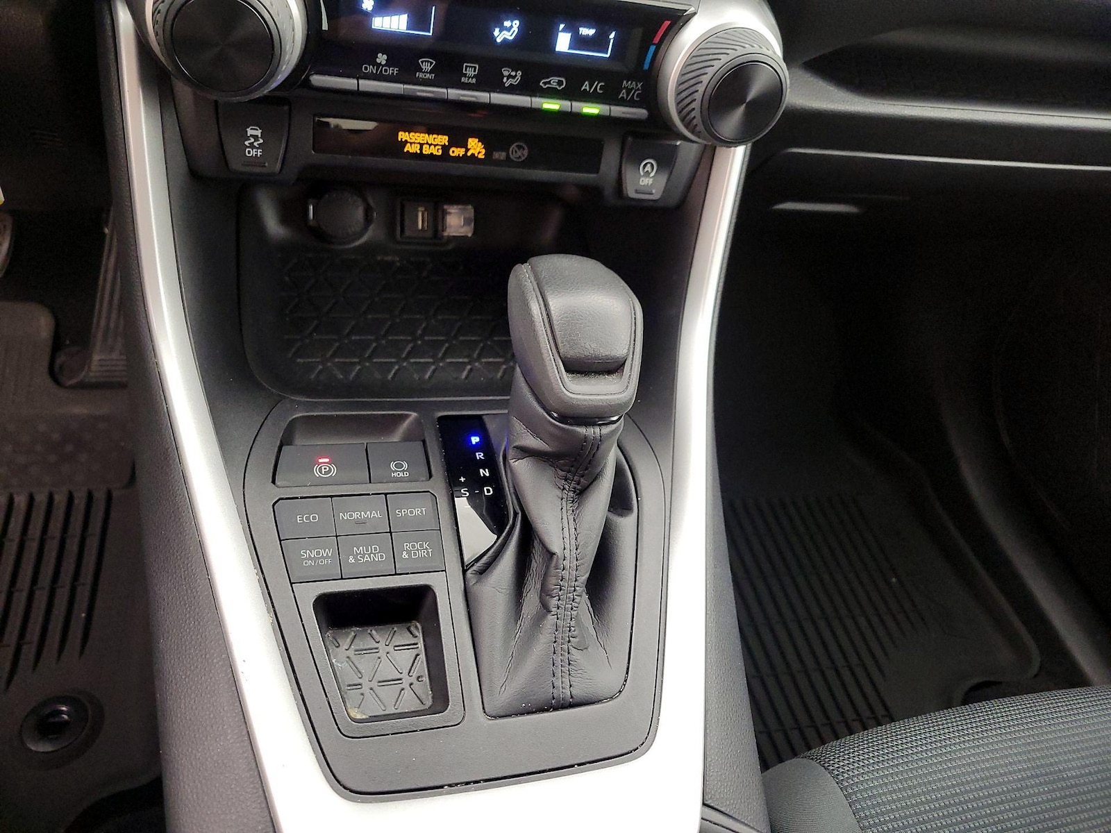 2021 Toyota RAV4 LE - Photo 18