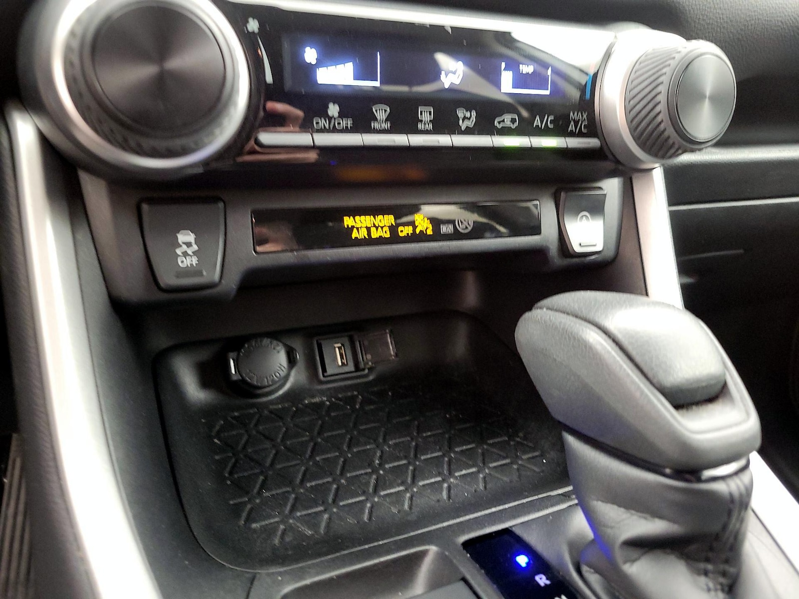 2021 Toyota RAV4 LE - Photo 19