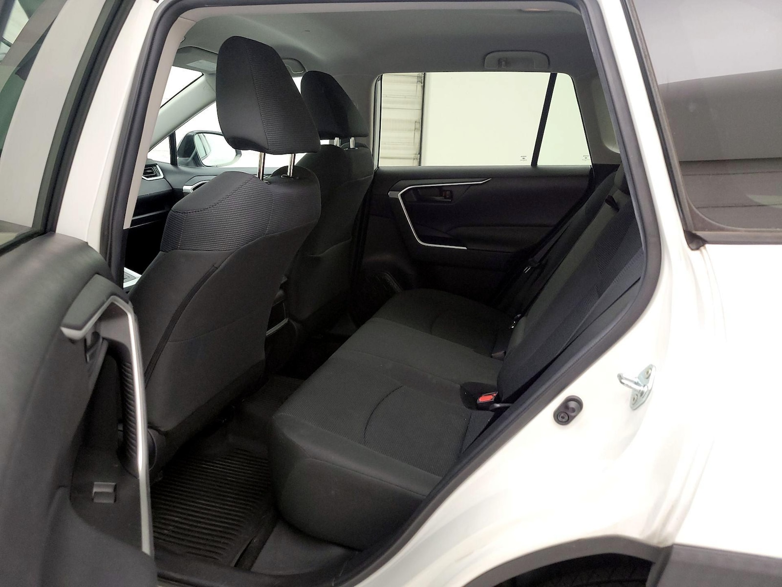 2021 Toyota RAV4 LE - Photo 20