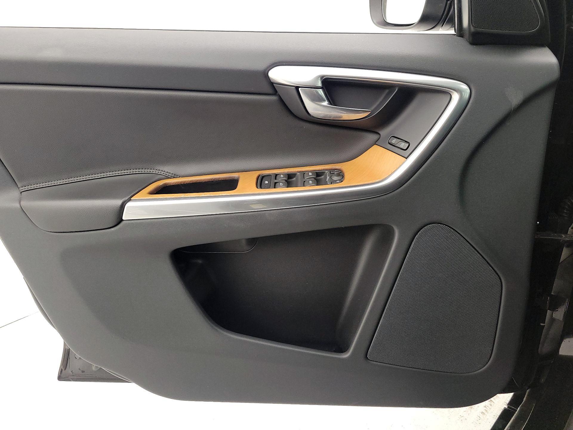 Thumbnail: 2017 Volvo XC60 - 12