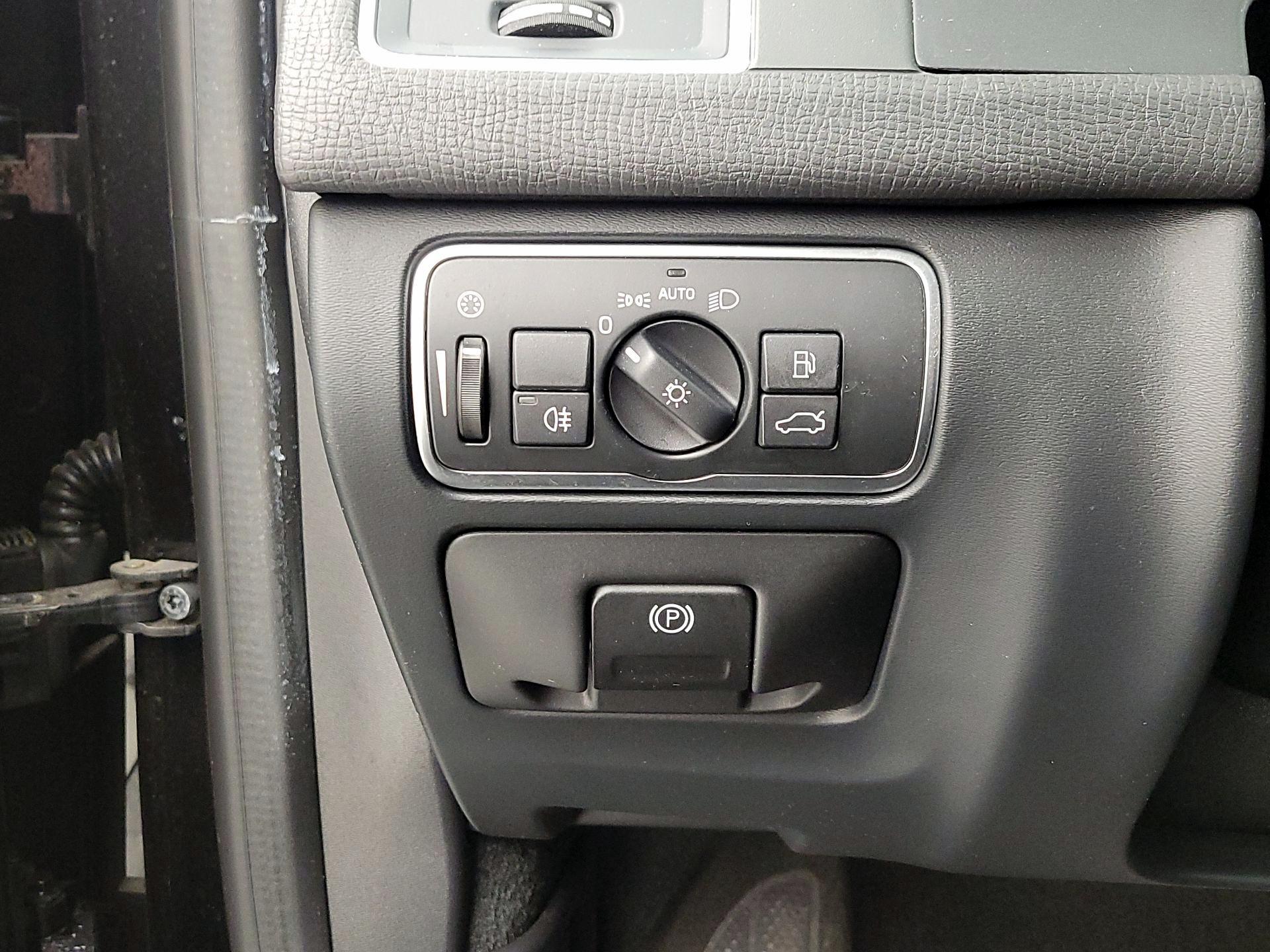 Thumbnail: 2017 Volvo XC60 - 13