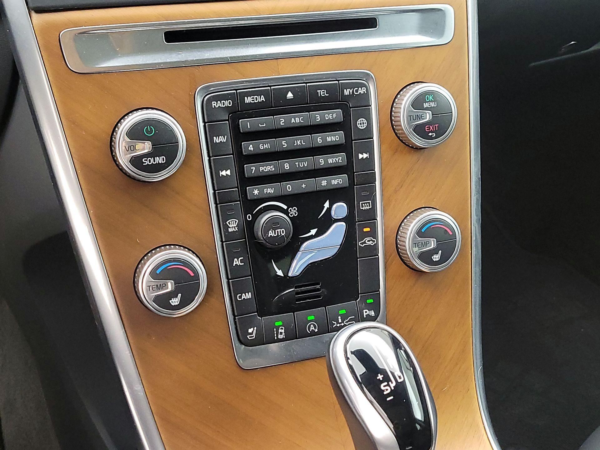 Thumbnail: 2017 Volvo XC60 - 16