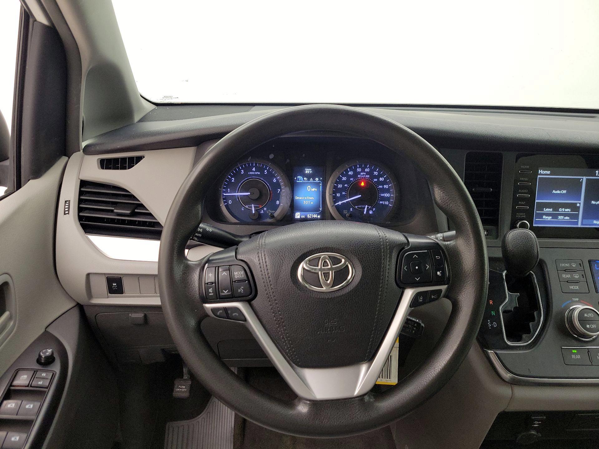 Thumbnail: 2019 Toyota Sienna - 10