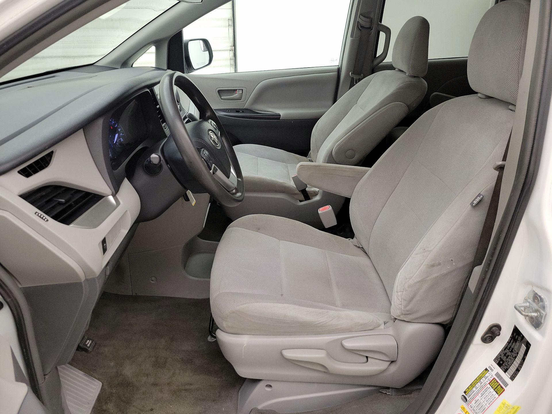 Thumbnail: 2019 Toyota Sienna - 11