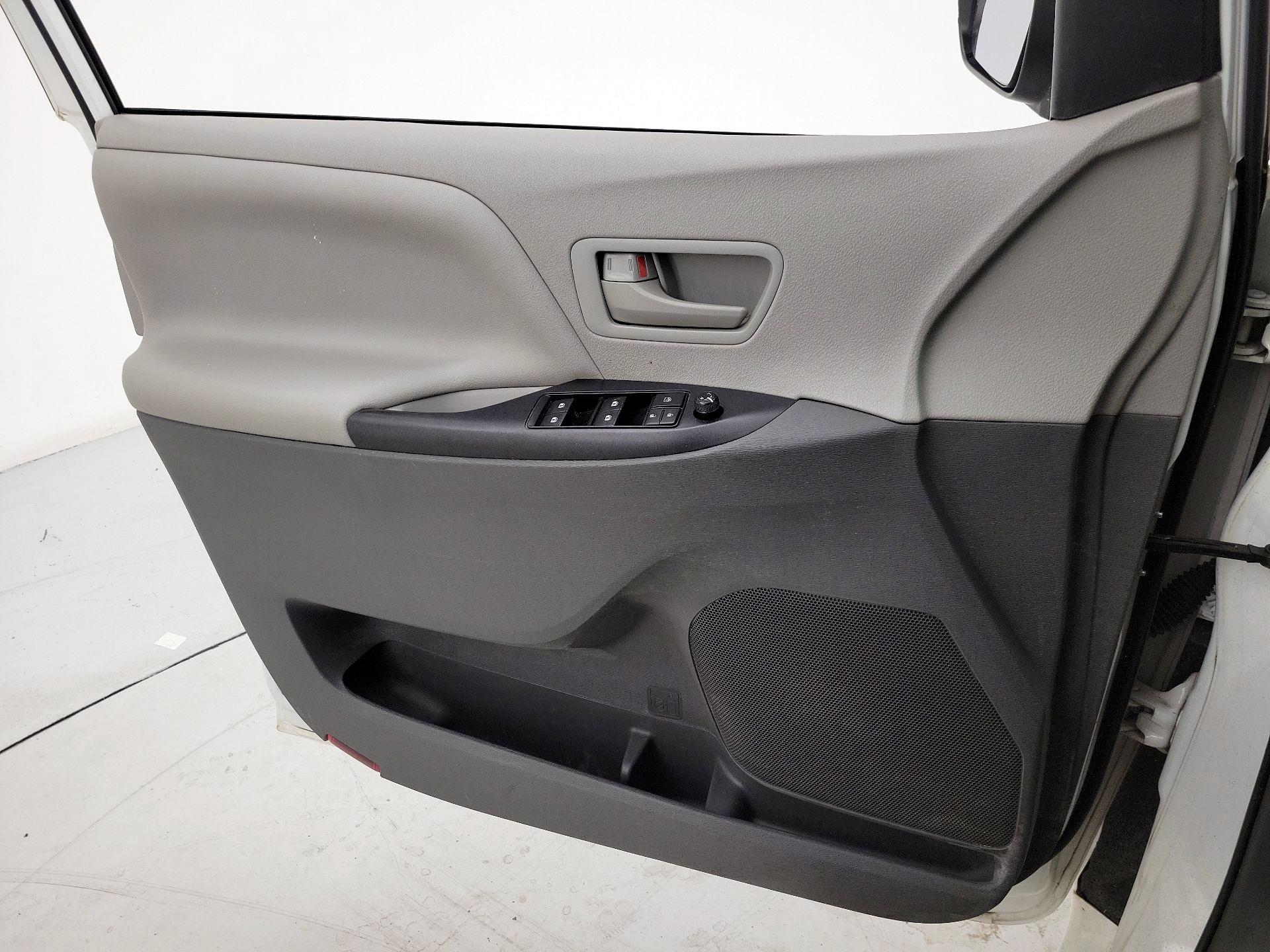 Thumbnail: 2019 Toyota Sienna - 12