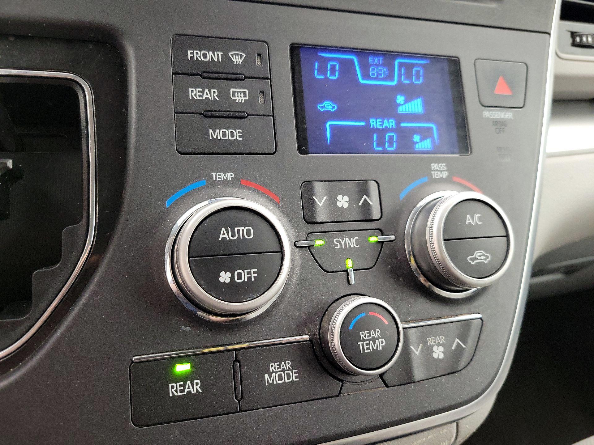 Thumbnail: 2019 Toyota Sienna - 16
